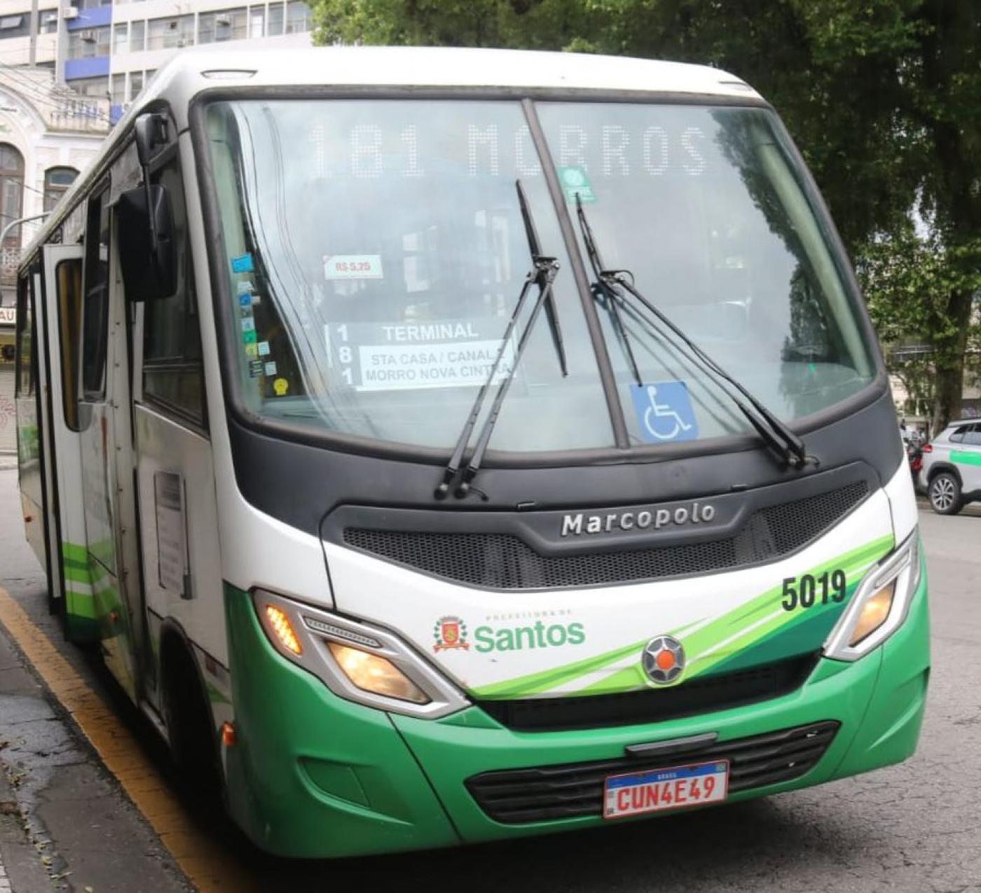 ônibus parado no ponto #paratodosverem
