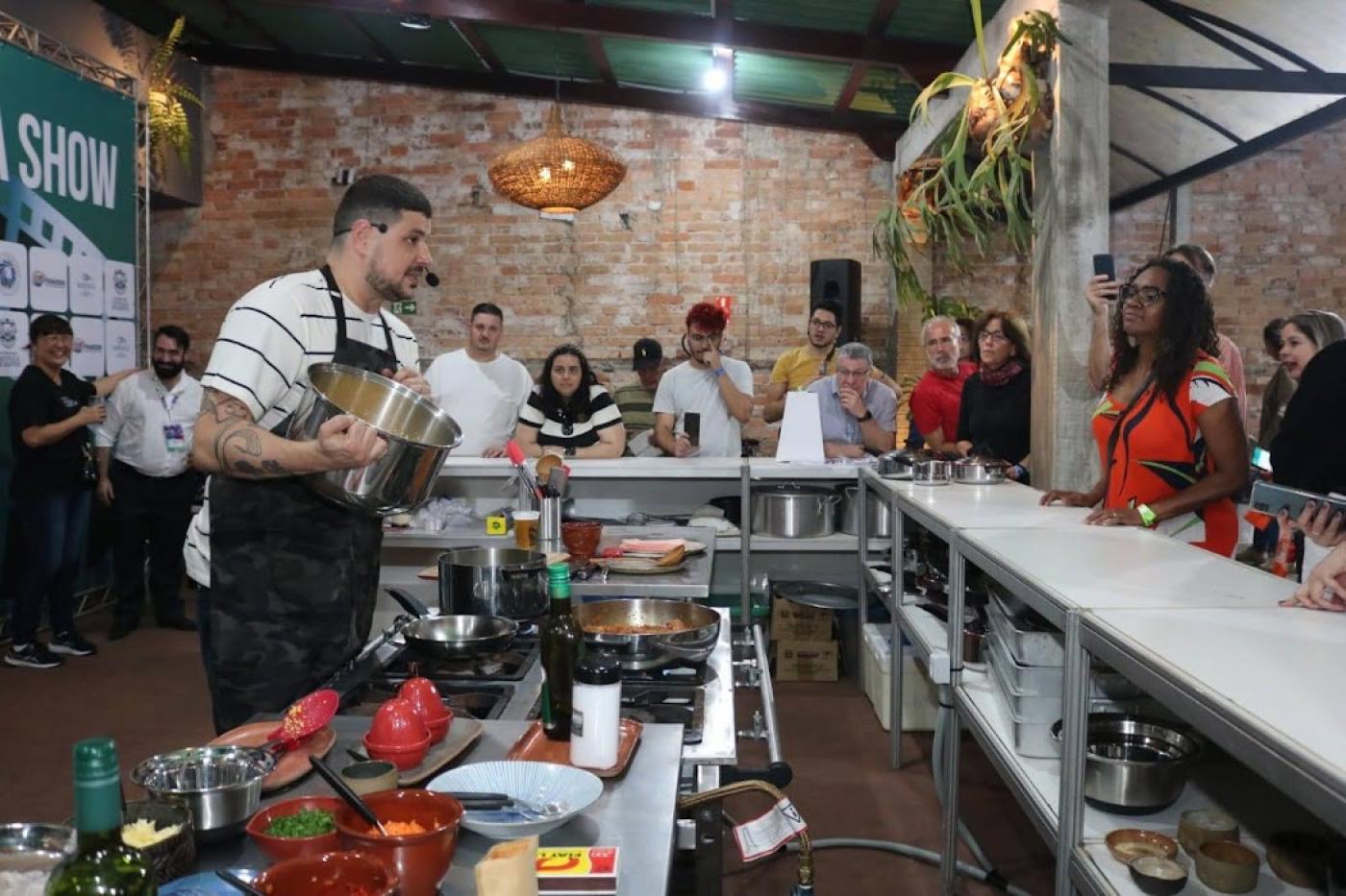 chef fala durante preparado de comida para espectadores. #paratodosverem