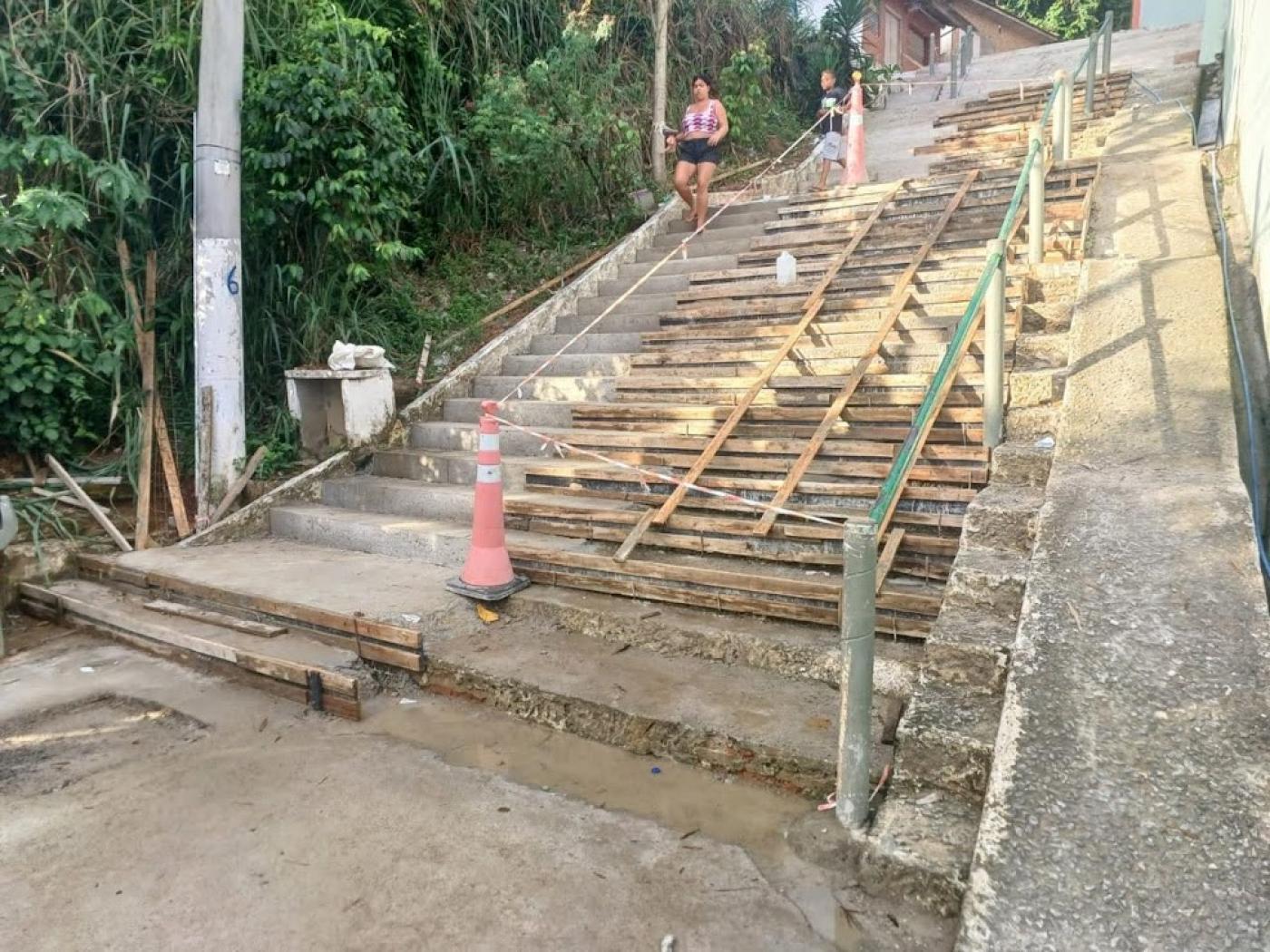 escadaria em obra com pedestre descendo #paratodosverem