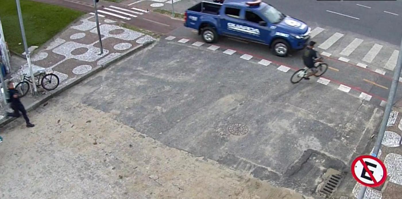 veículo da guarda municipal sobre a ciclovia fechando um homem montado sobre uma bicicleta