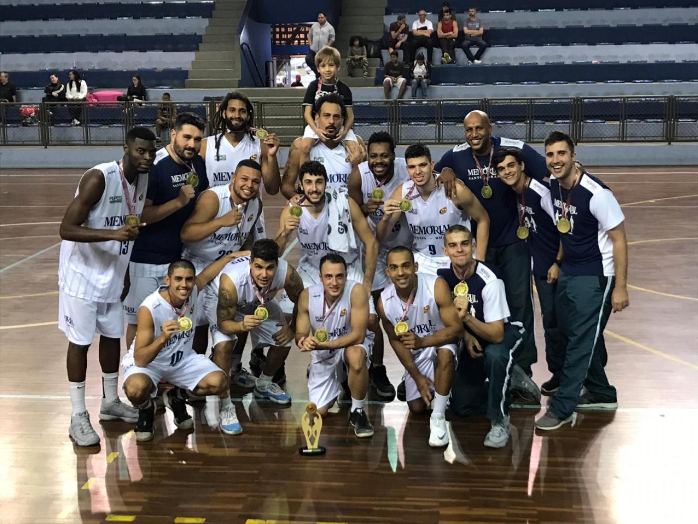 Equipe de basquete masculino posa para foto em quadra. #Pracegover