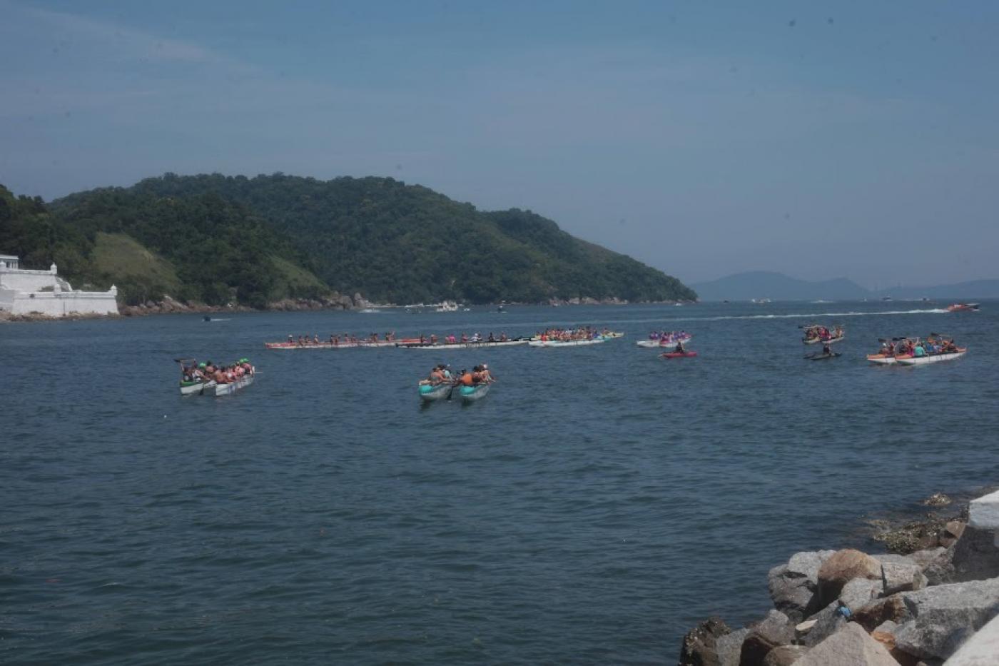 pessoas remando no mar #paratodosverem