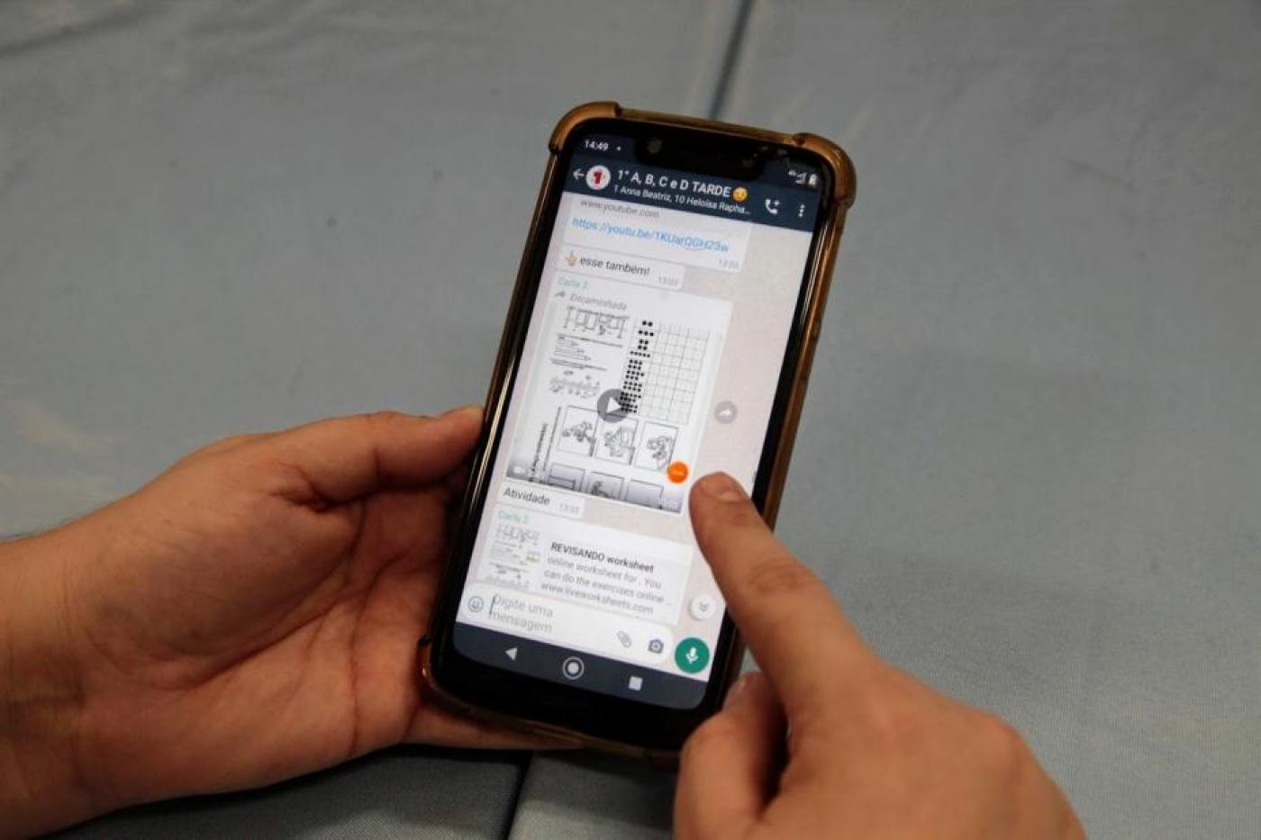 pessoa mexe no celular #paratodosverem 