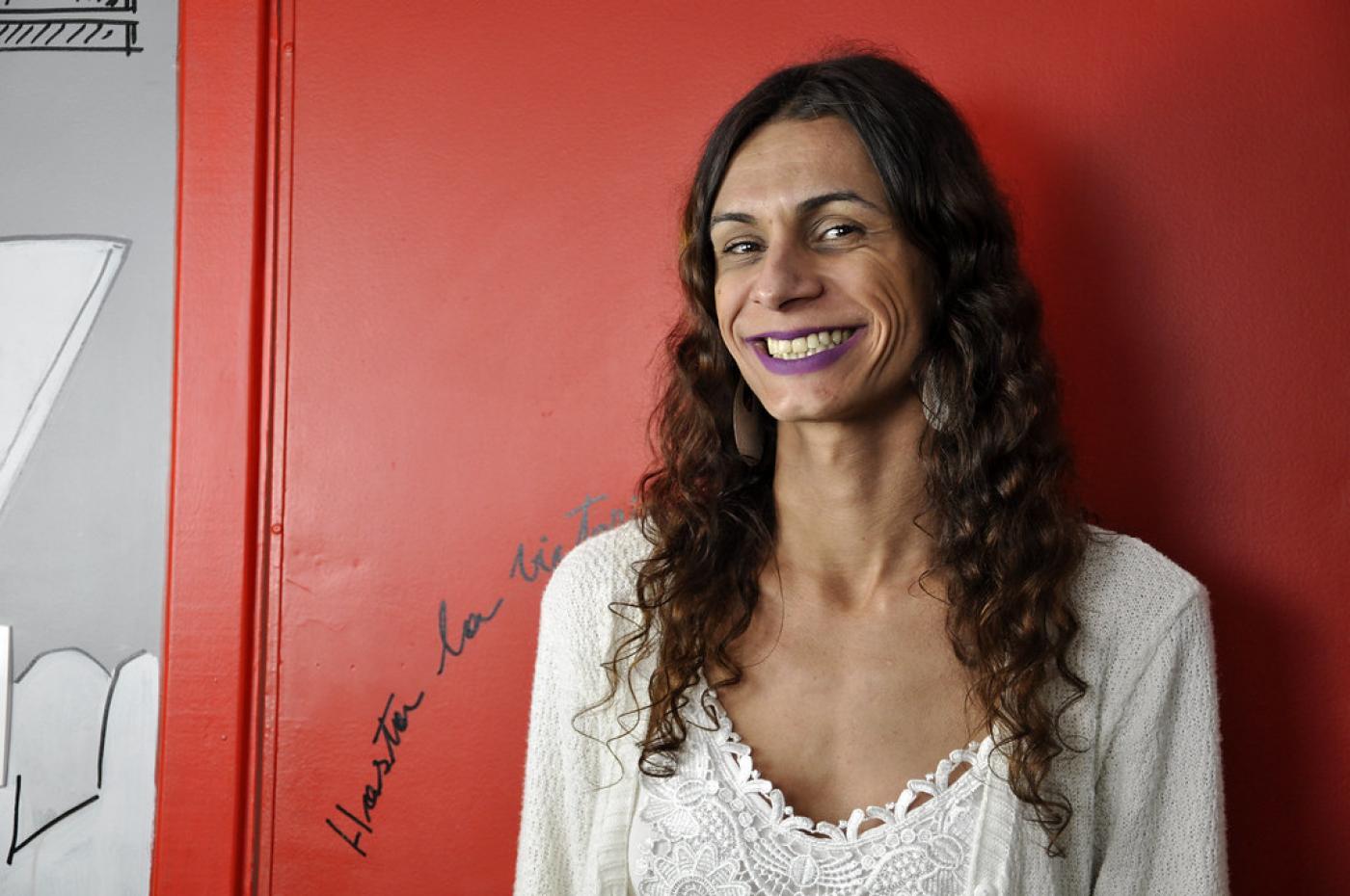 A atriz Renata Carvalho sorri para a foto. #paratodosverem