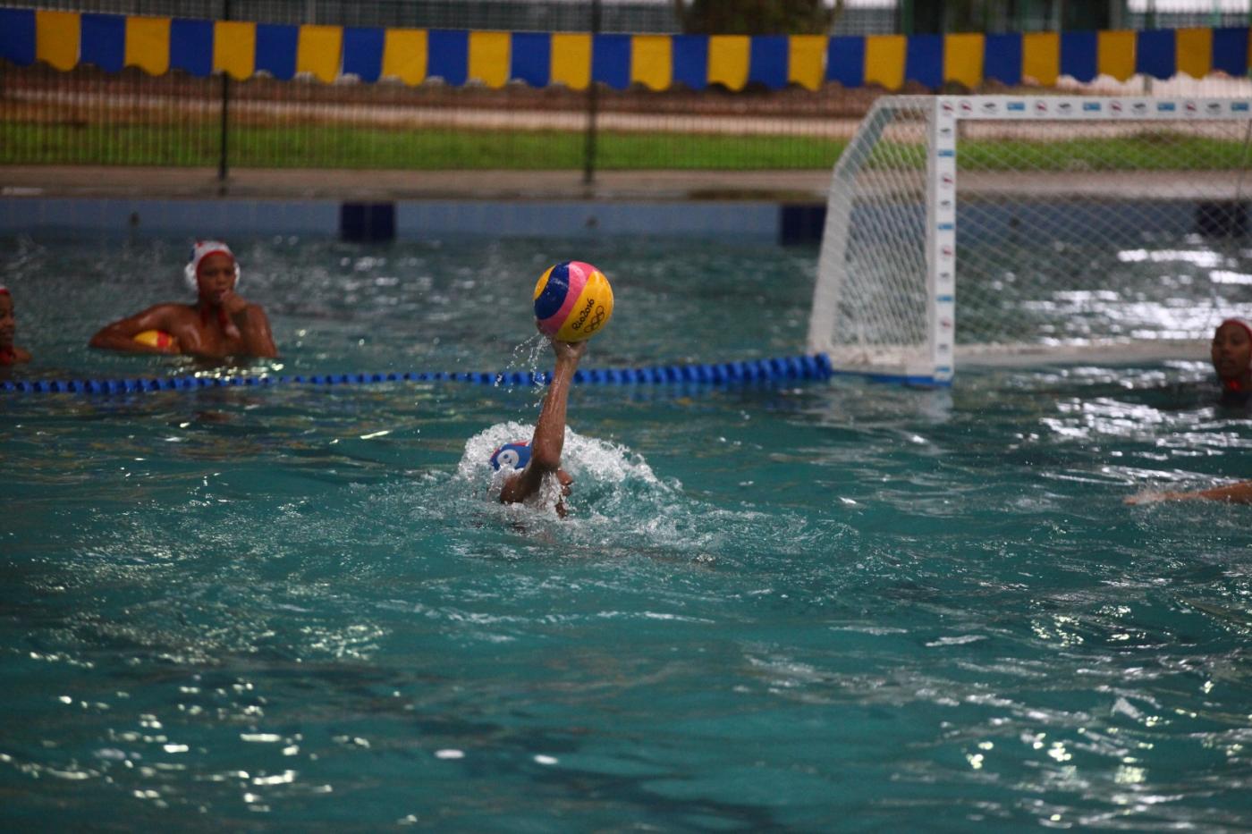 pessoas jogando polo aquatico #paratodosverem 