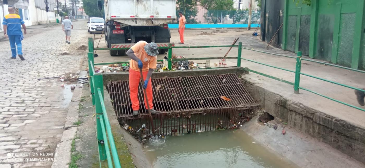 Profissional realiza limpeza em canal. #pratodosverem