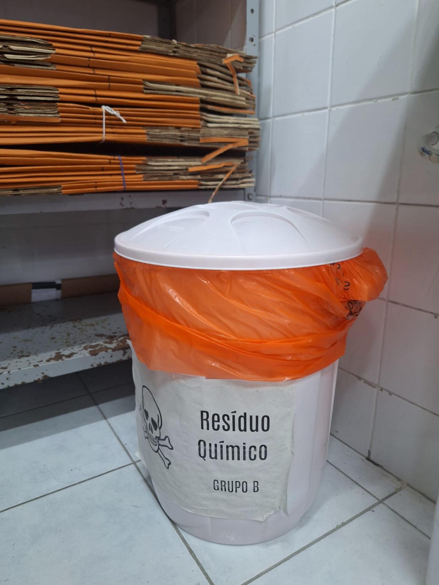 lata de lixo forrado onde se lê por for resíduos químicos 