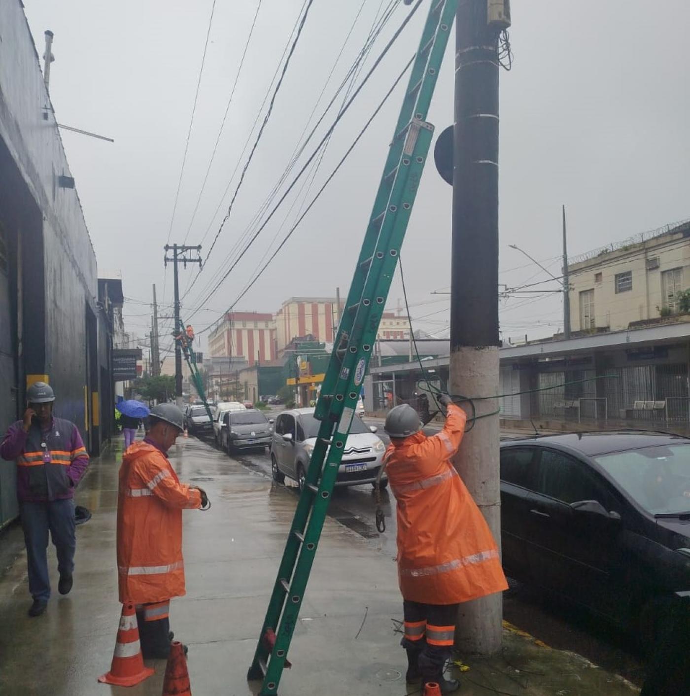 operários retirando fios #paratodosverem 