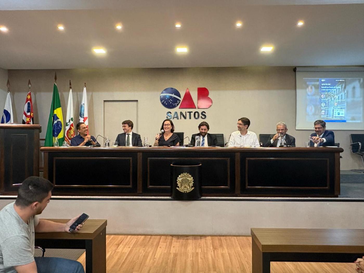 debatedores na mesa #paratodosverem