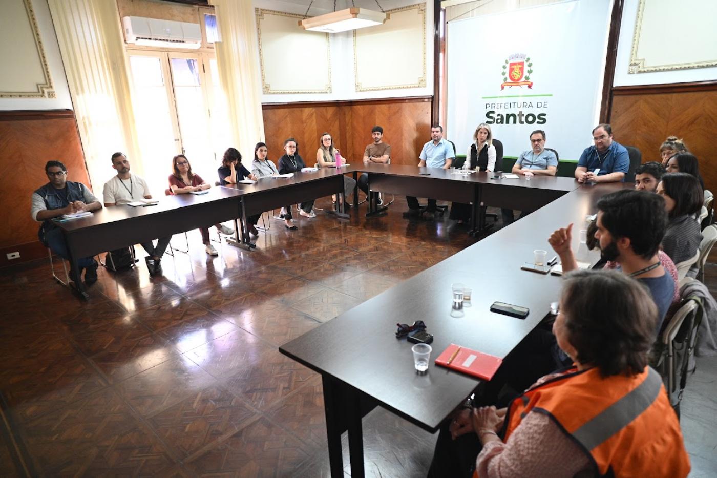 pessoas sentadas na reunião #paratodosverem 