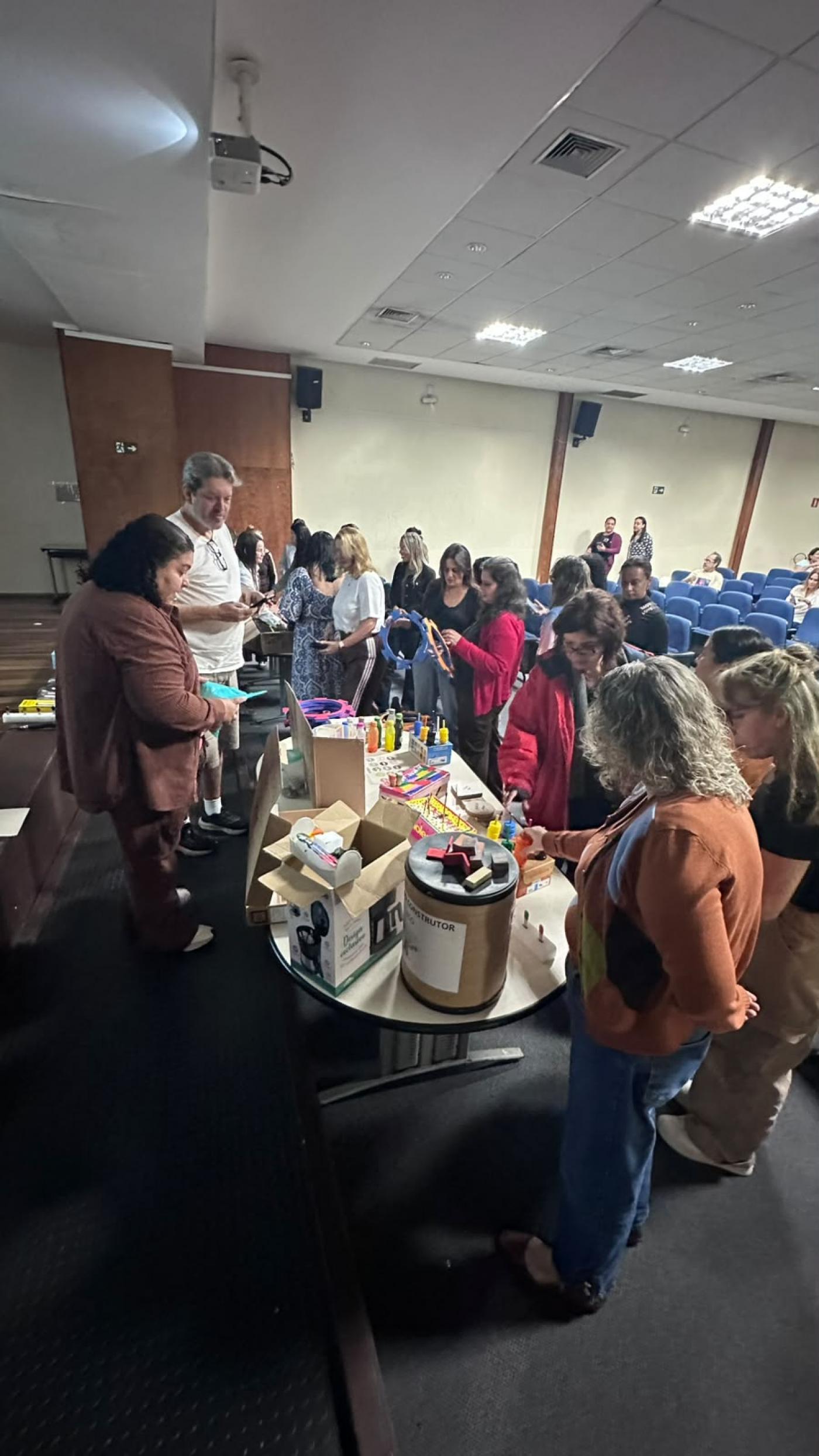 professora apresenta brinquedos #paratodosverem