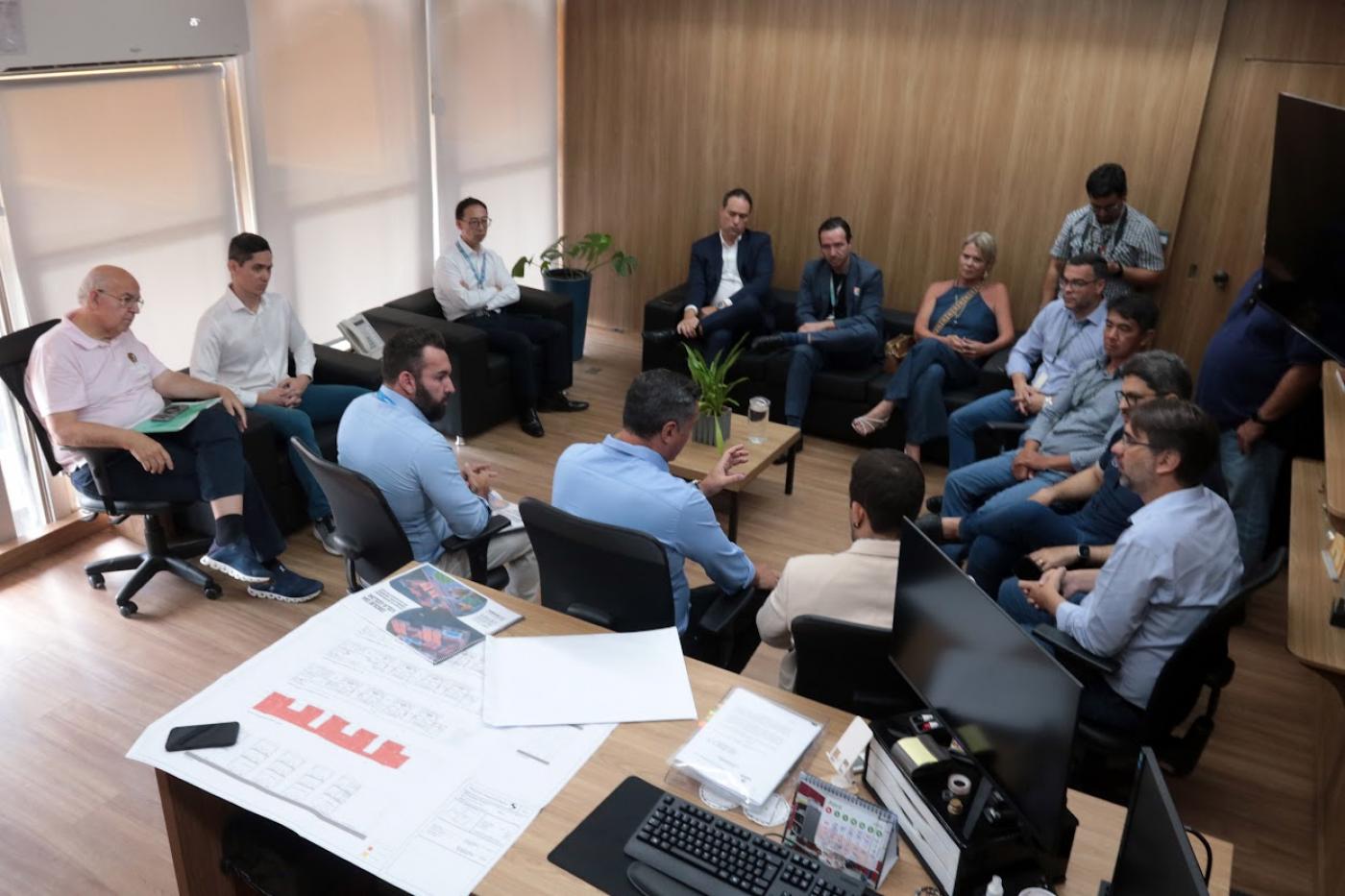 pessoas em reunião #paratodosverem 