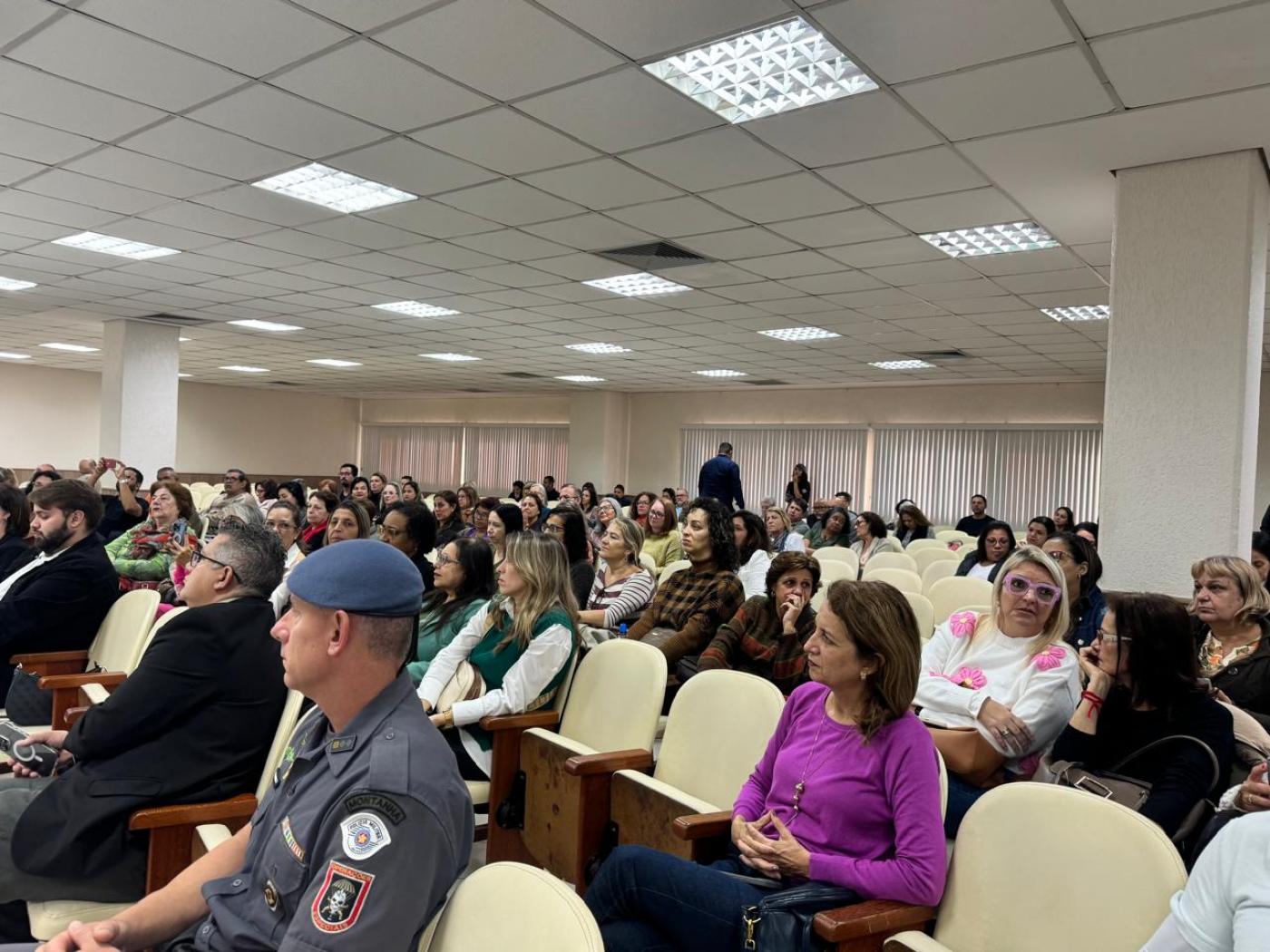 pessoas no auditório durante a palestra #paratodosverem