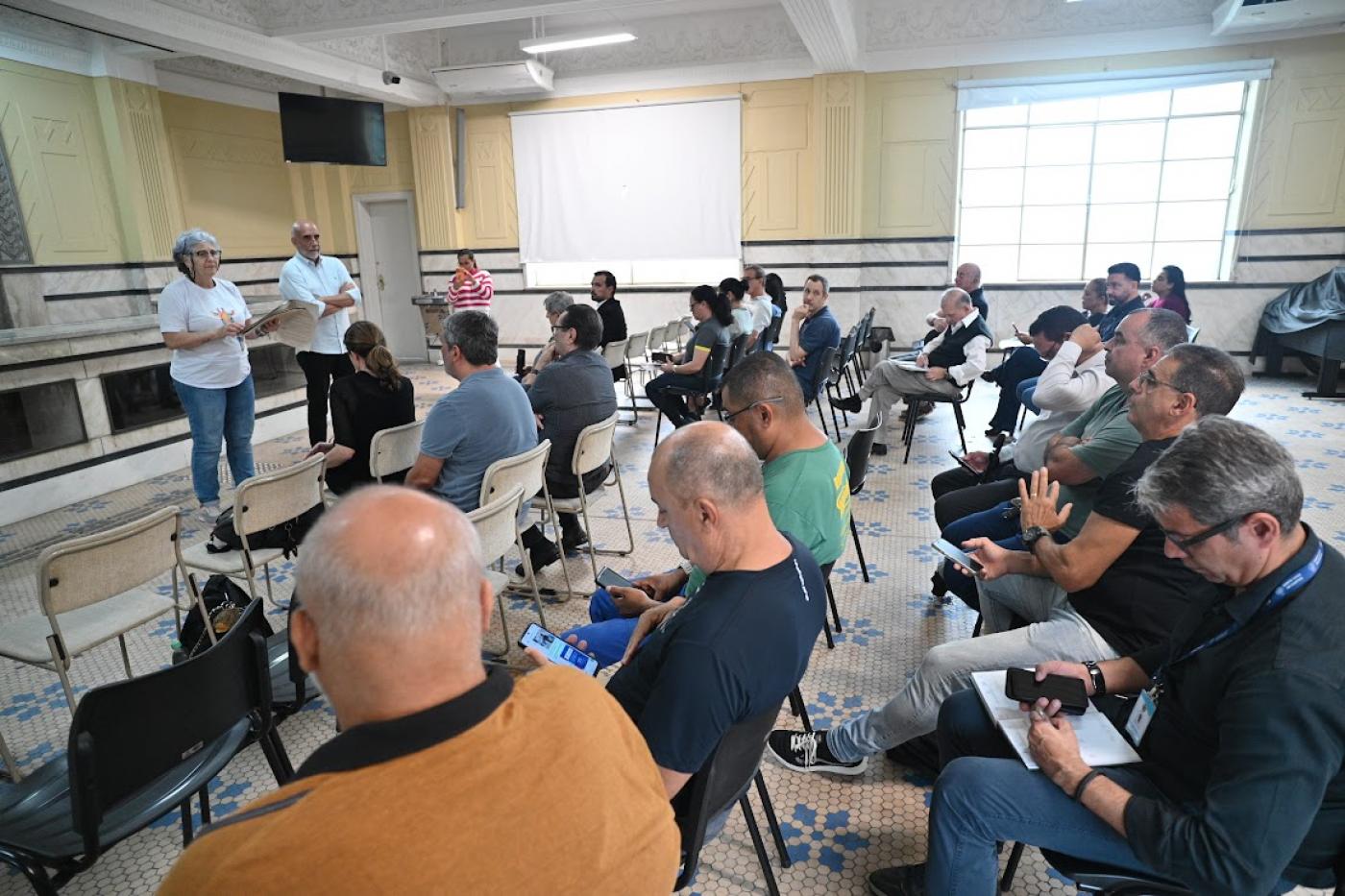 pessoas sentadas na reunião #paratodosverem 