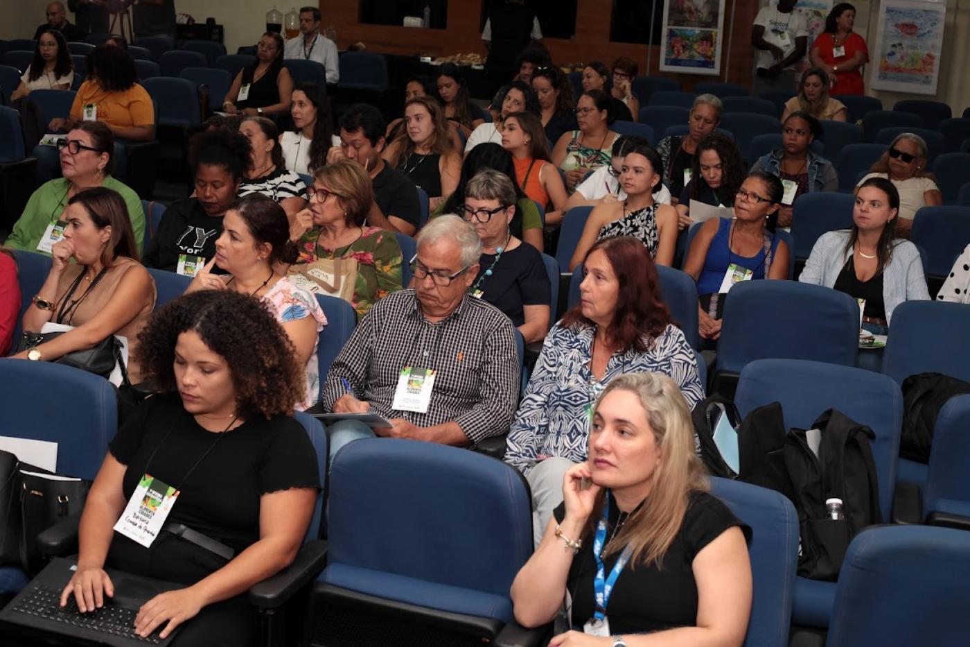 pessoas no auditório assistindo a capacitação #paratodosverem 
