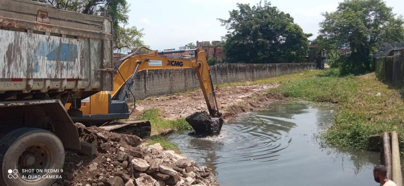 escavadeira remove lama no rio. #paratodosverem