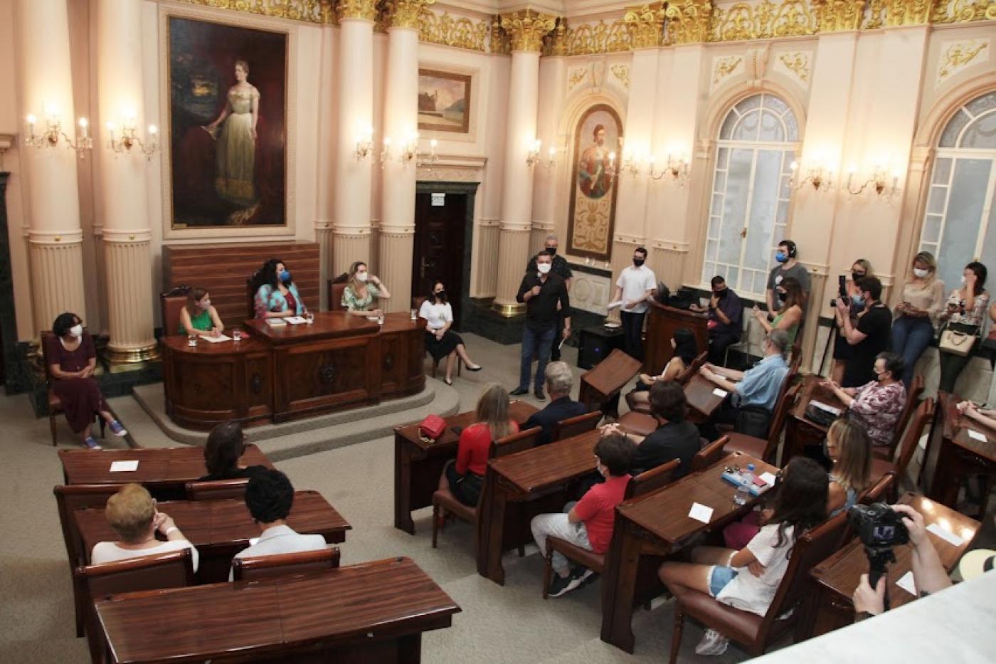 Auditório cheio de pessoas #paratodosverem