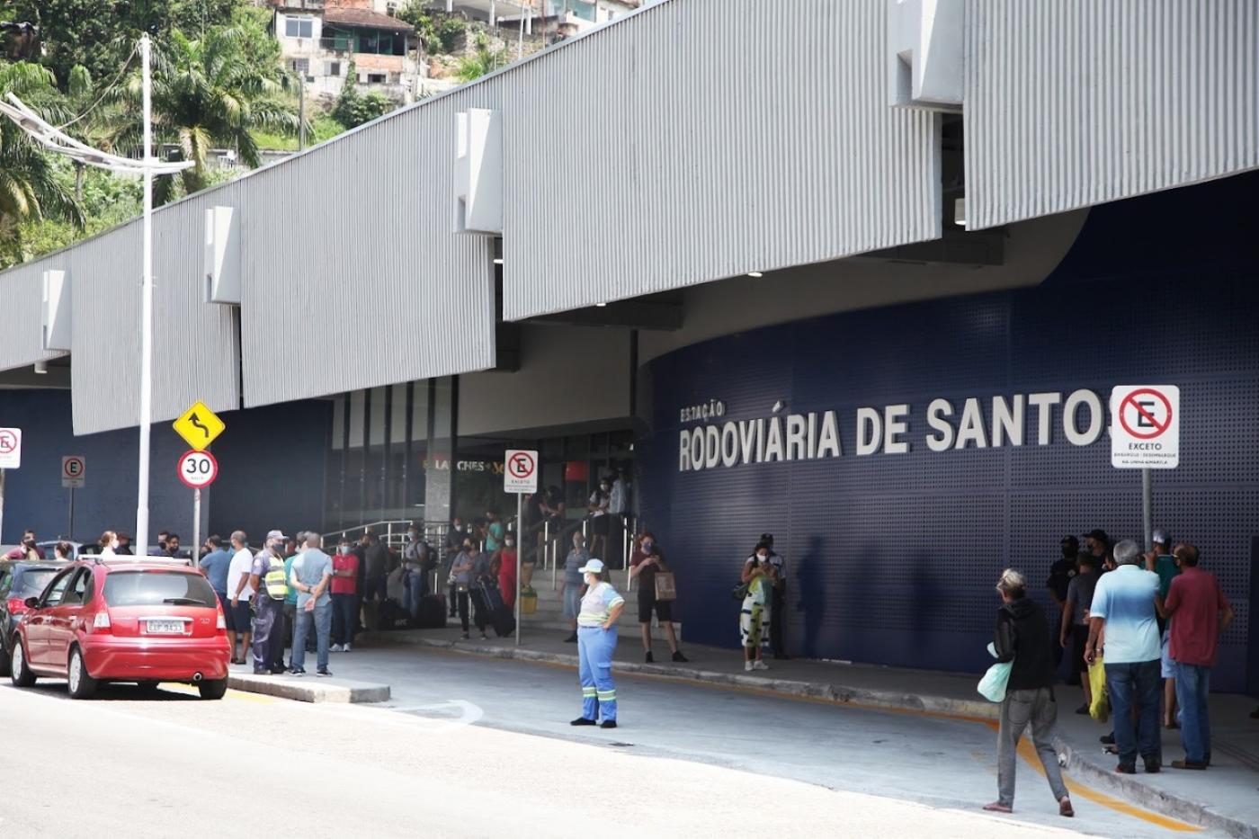 fachada da rodoviária com várias pessoas na frente #paratodosverem