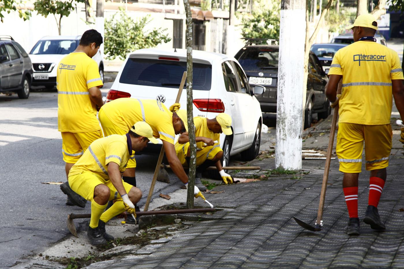 operários capinam na calçada #pracegover 