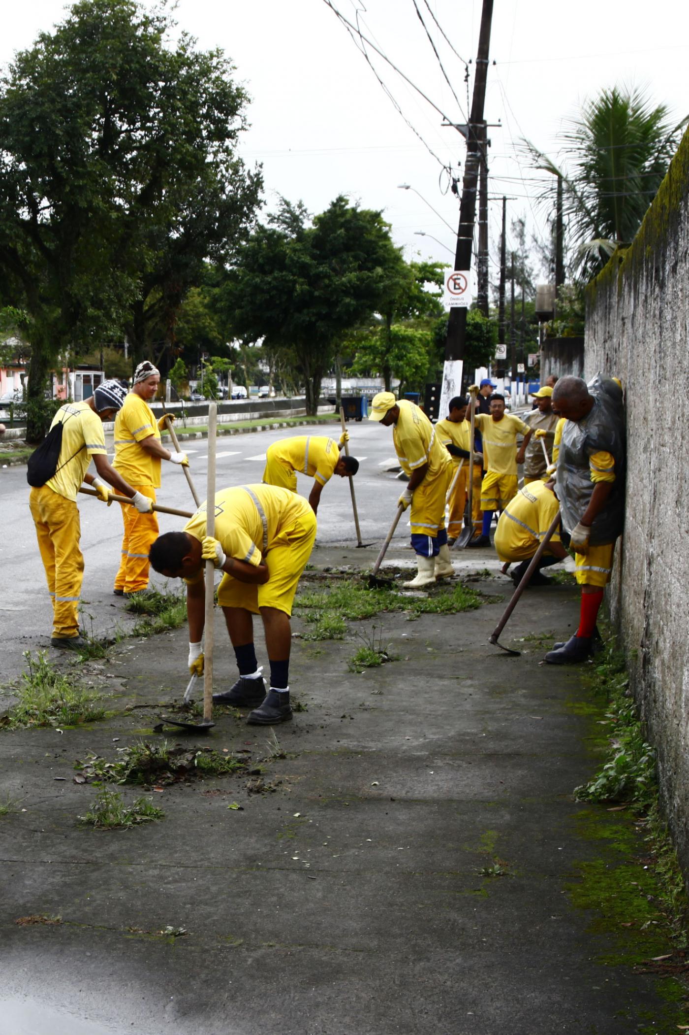 operários atuam na capinação #pracegover 