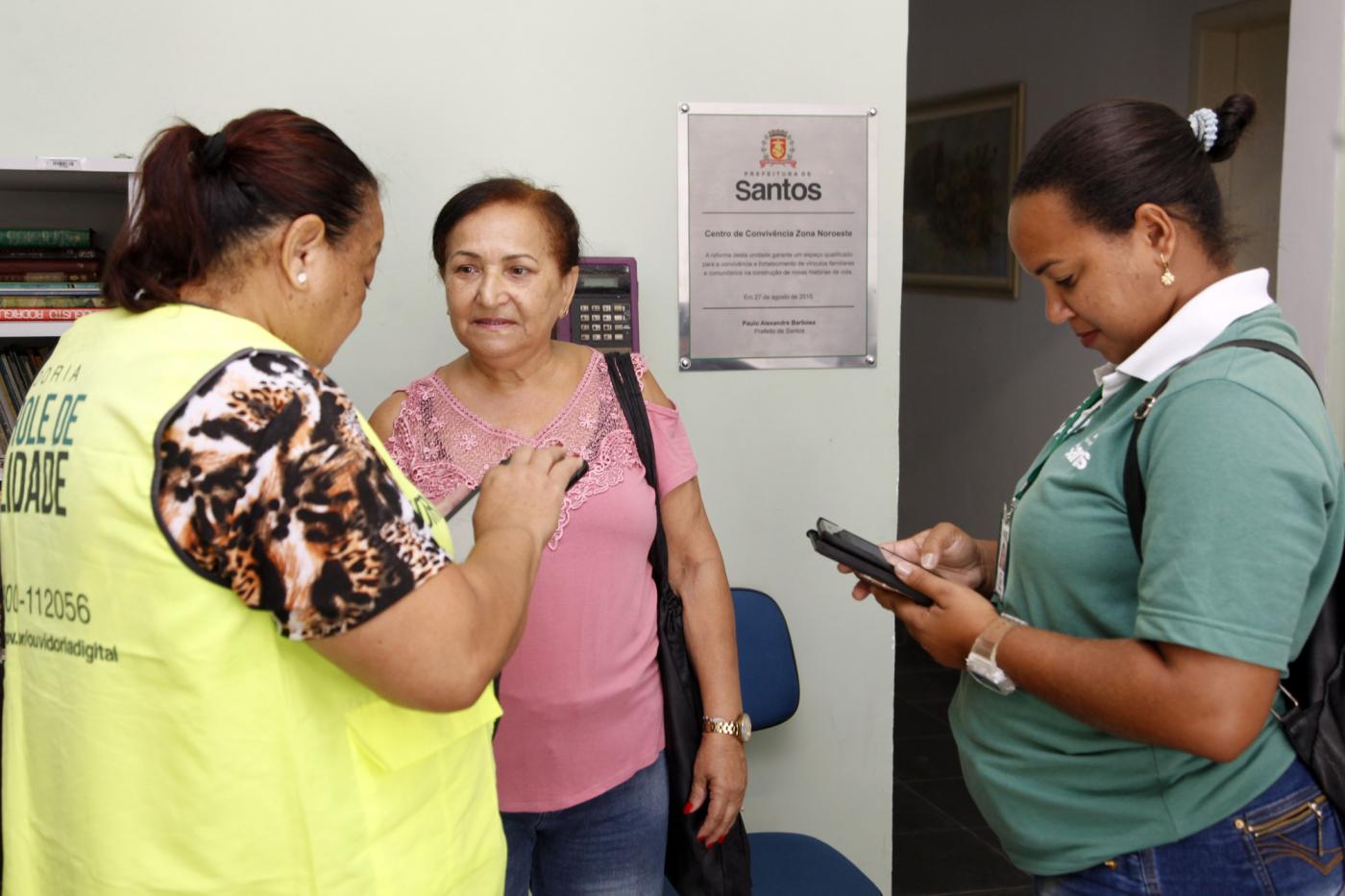 agente da ouvidoria conversa com mulher #paratodosverem 