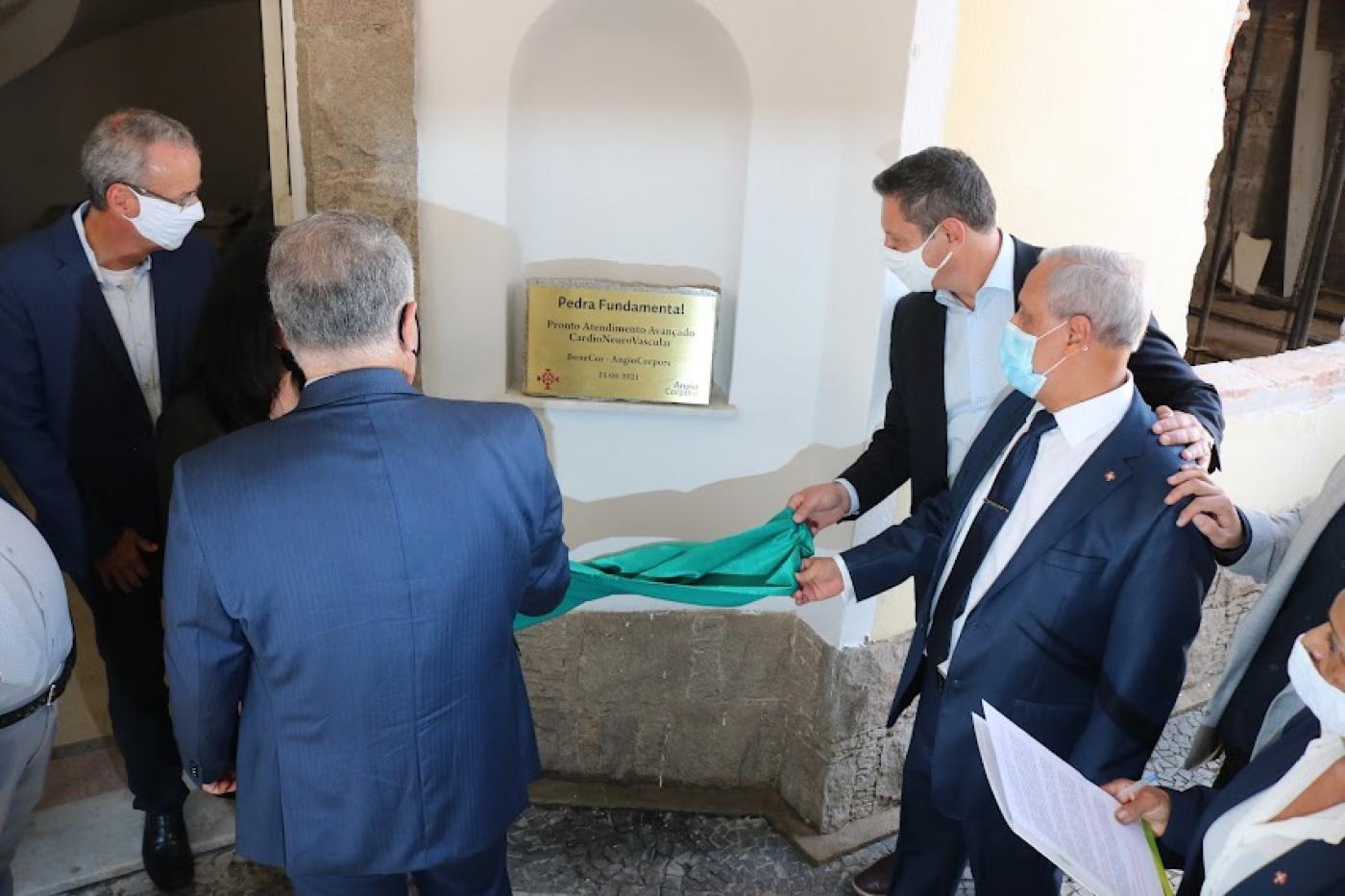 Autoridades inauguram a pedra fundamental. #paratodosverem