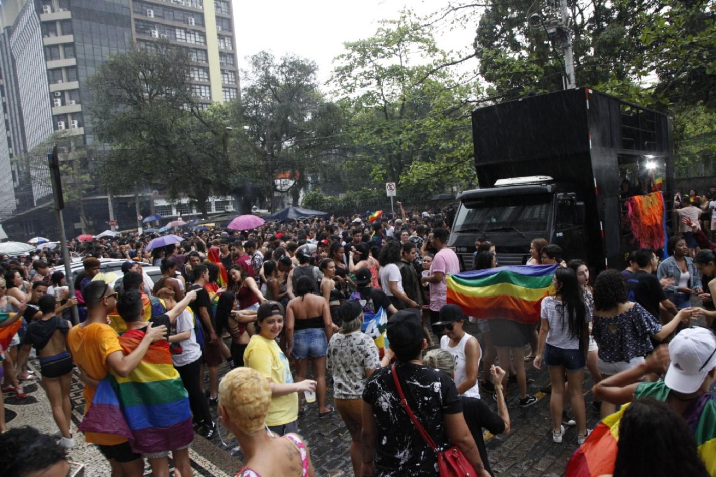 pessoas desfilam na parada LGBT #pracegover 