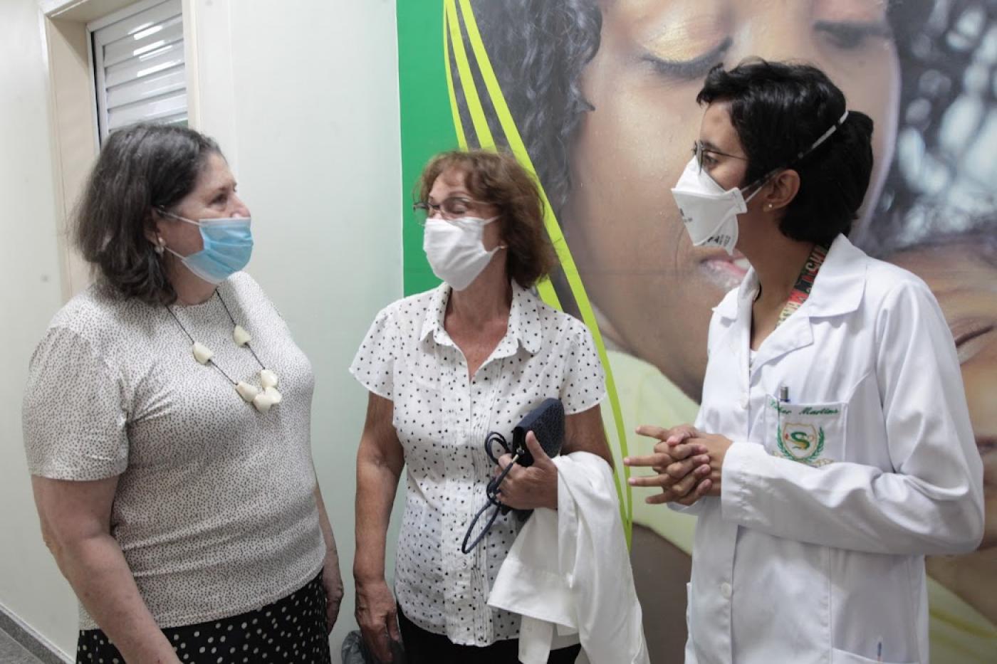 assistente, mãe e a filha adotiva conversam #paratodosverem