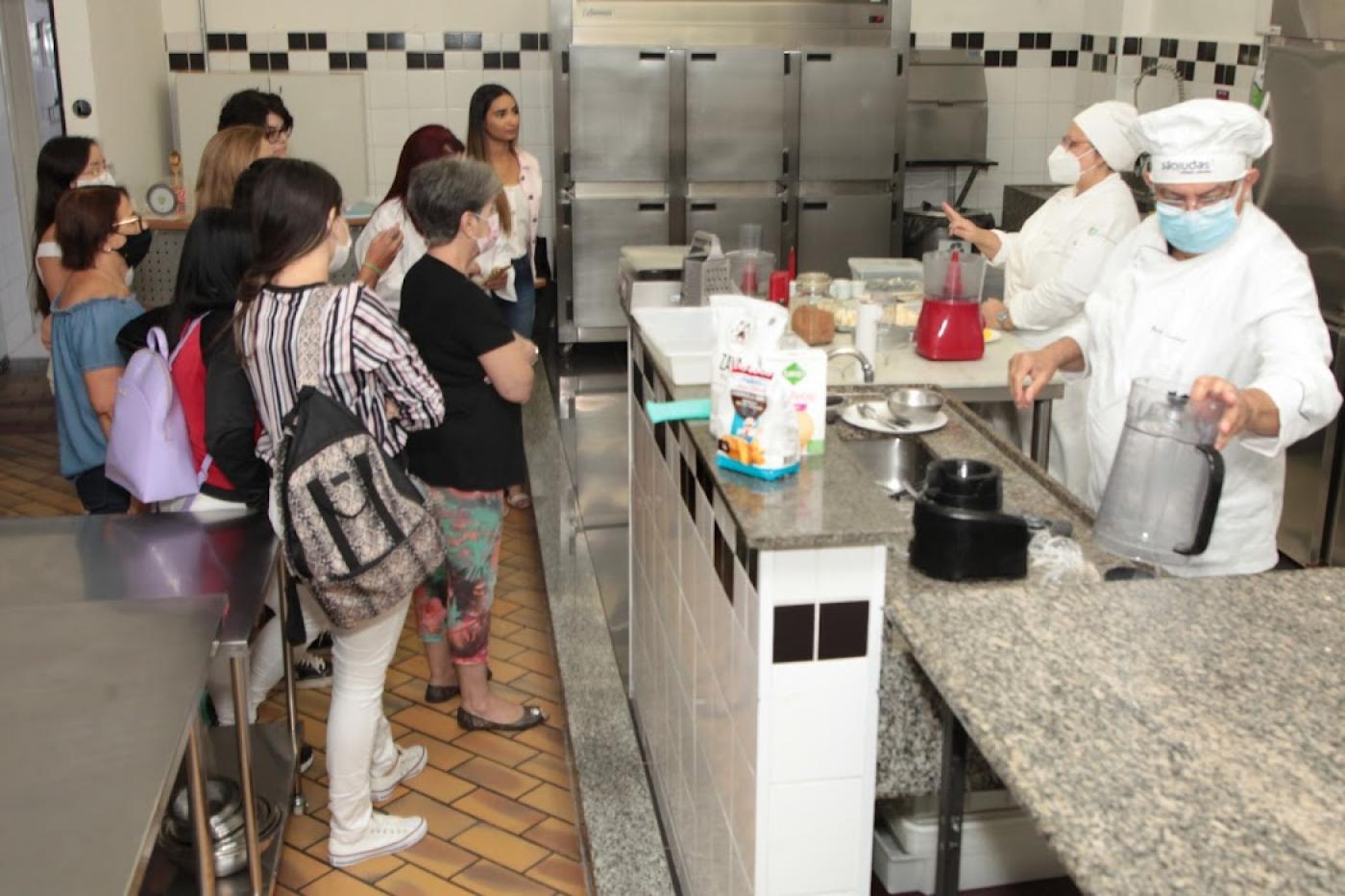 pessoas observam cozinheiros #paratodosverem