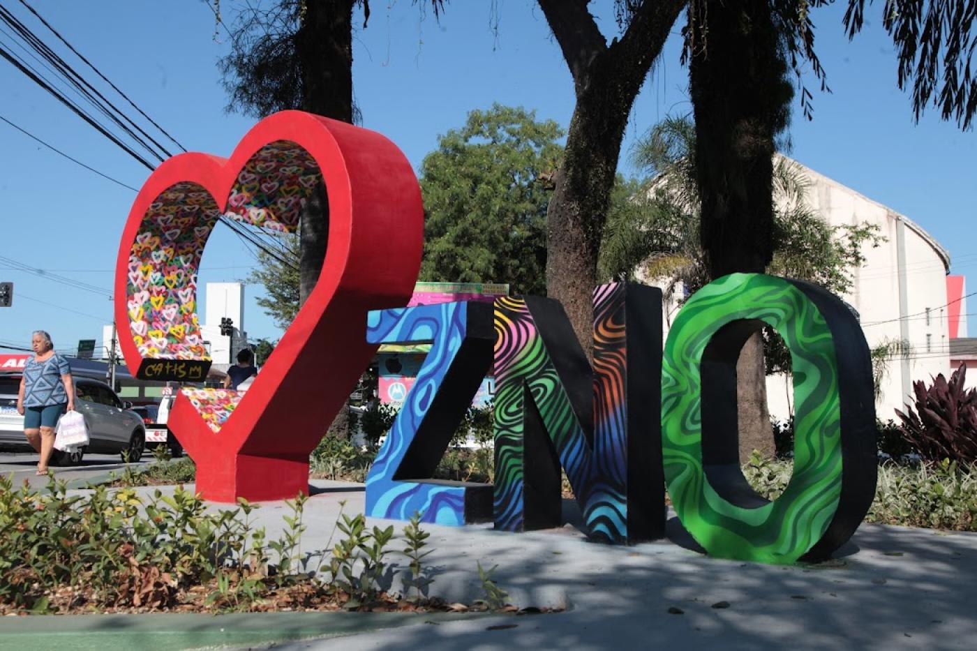 monumento colorido na praça #paratodosverem