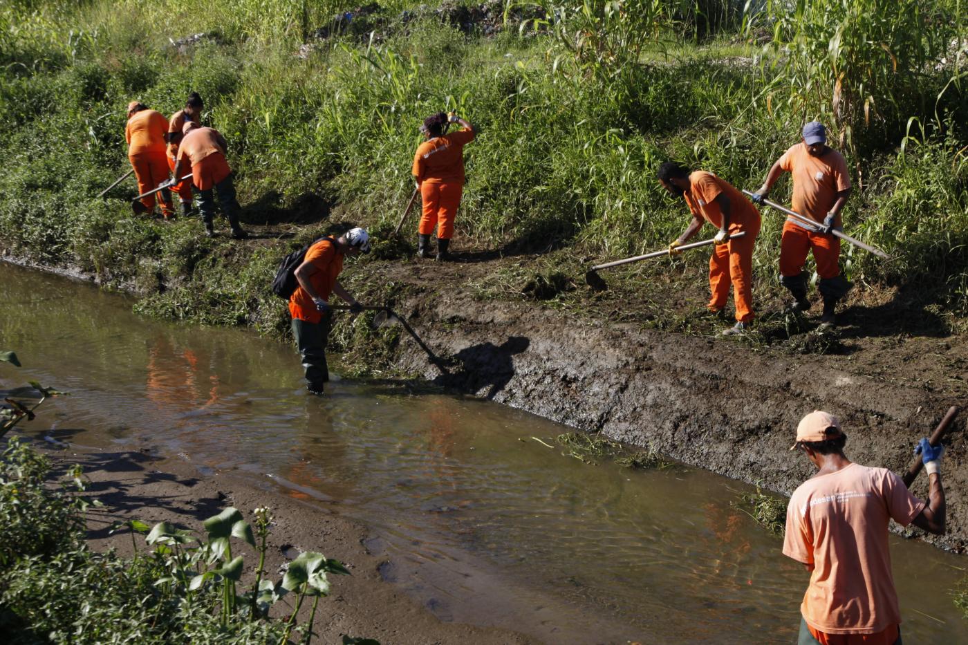 operários atuam em limpeza de canal #pracegover 