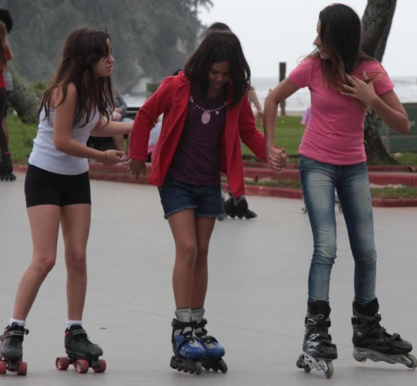crianças andam de patins em pista #paratodosverem