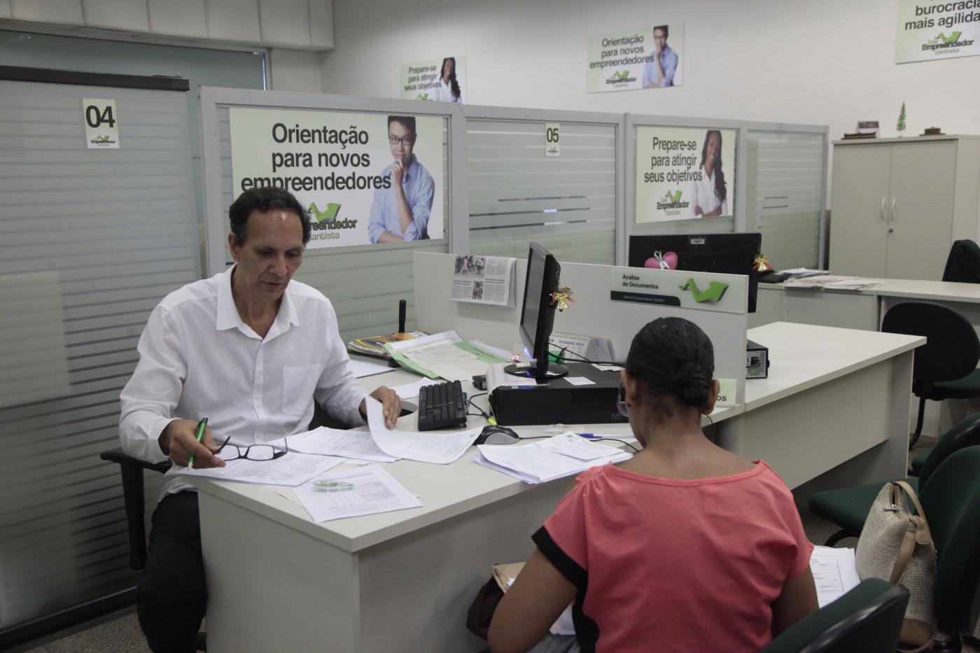 pessoa é atendida na sala do empreendedor #pracegover 