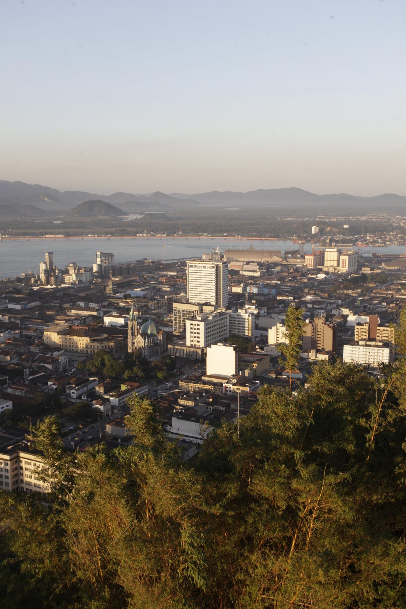 Vista geral do centro de Santos a partir do alto do Monte Serrat. #Pracegover