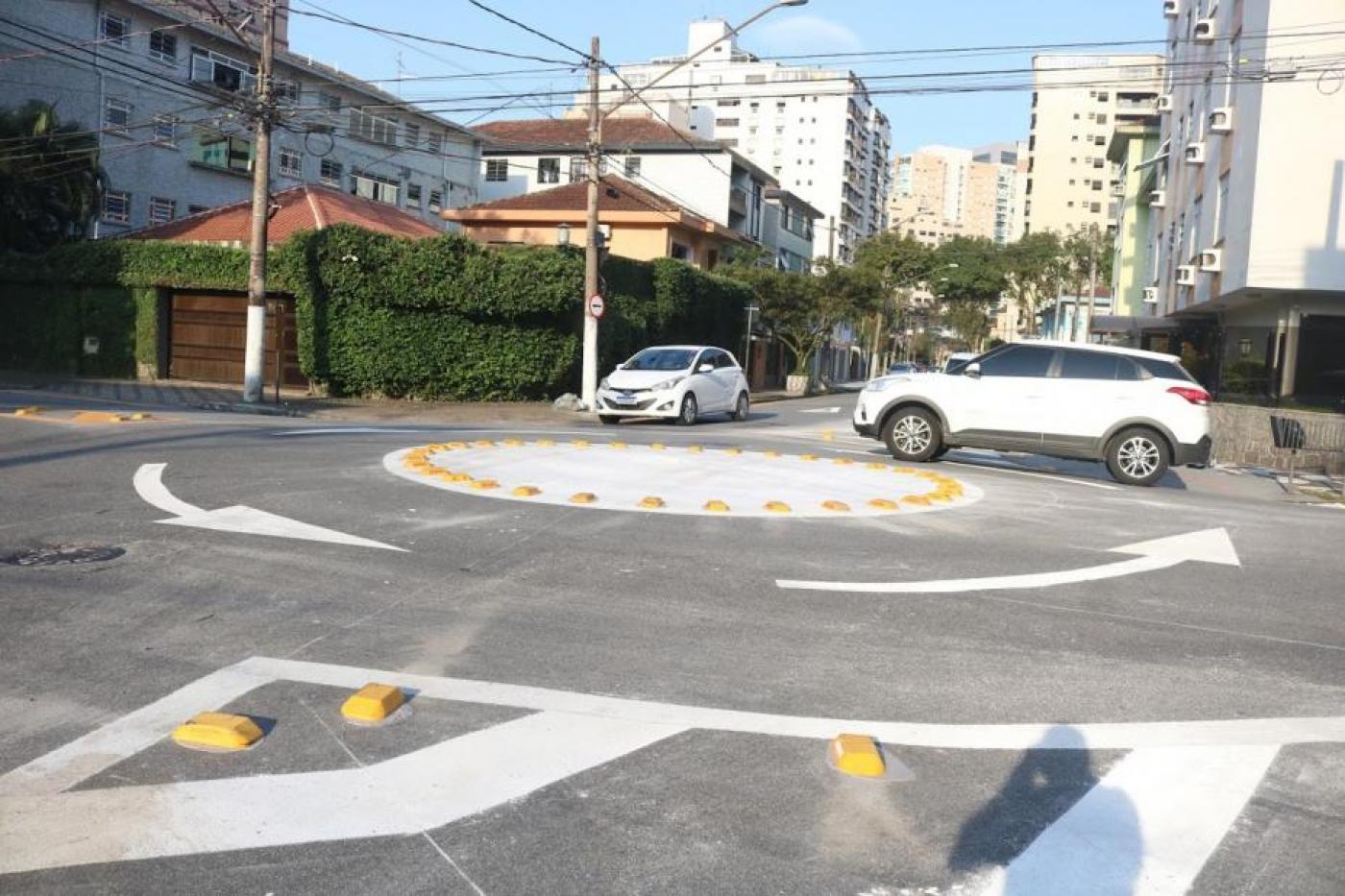 Carros passando por rotatória. #paratodosverem