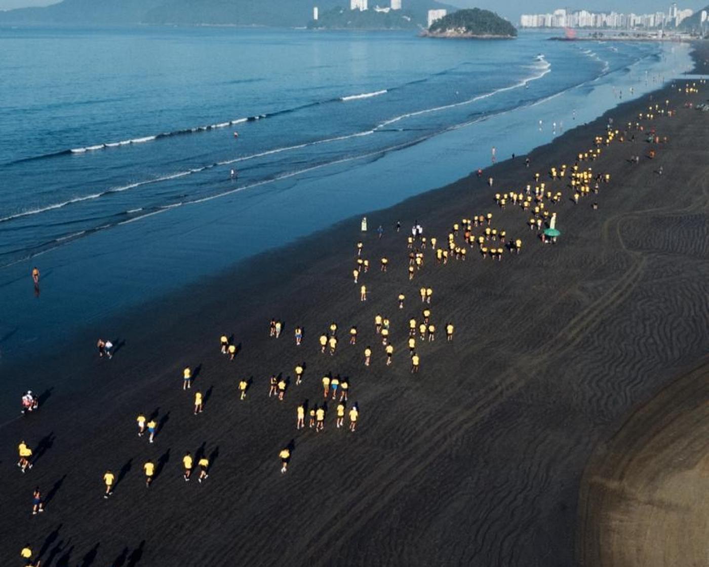 Corrida na faixa de areia de Santos. #Paratodosverem