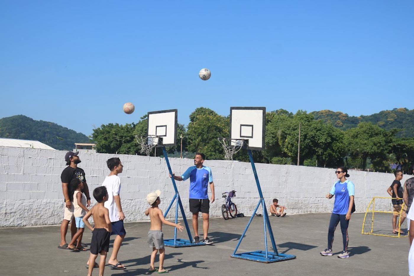 crianças jogando basquete #paratodosverem 