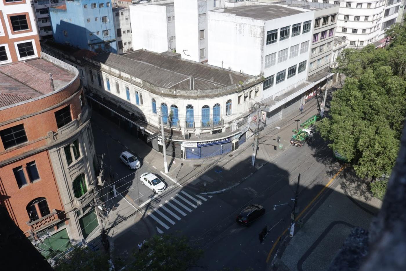 Praça Mauá e Rua General Câmara vistas de cima. Estabelecimentos estão de portas fechadas.#Paratodosverem