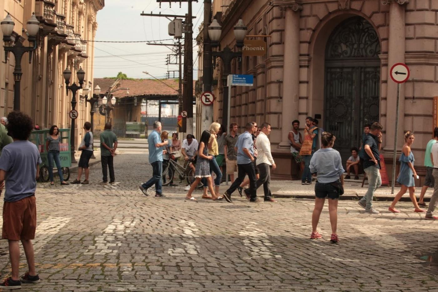 pessoas caminhando em rua. #paraotodosverem