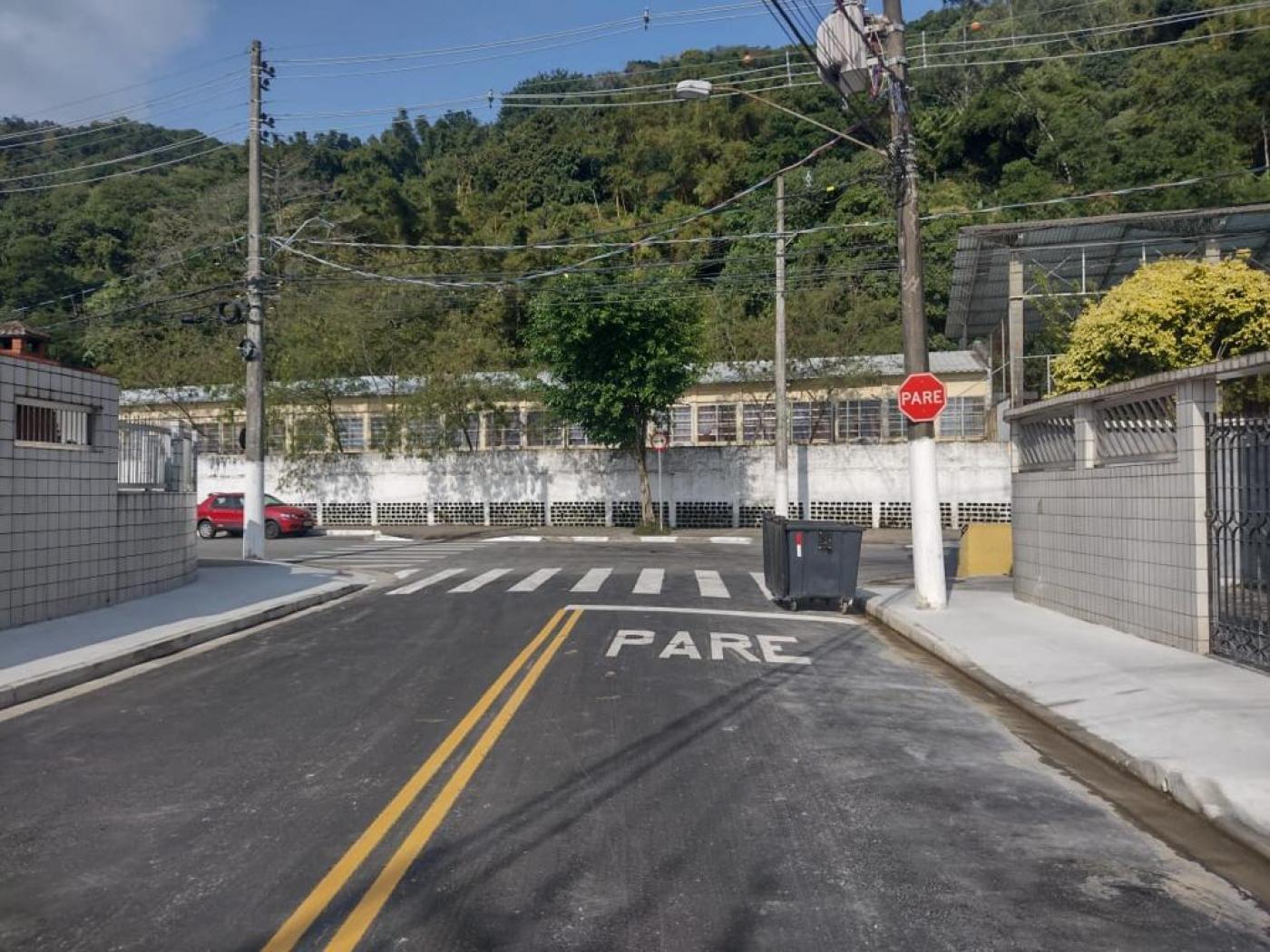 vista geral de rua recém-pavimentada com pintura de solo para a segurança do trânsito.  #paratodosverem