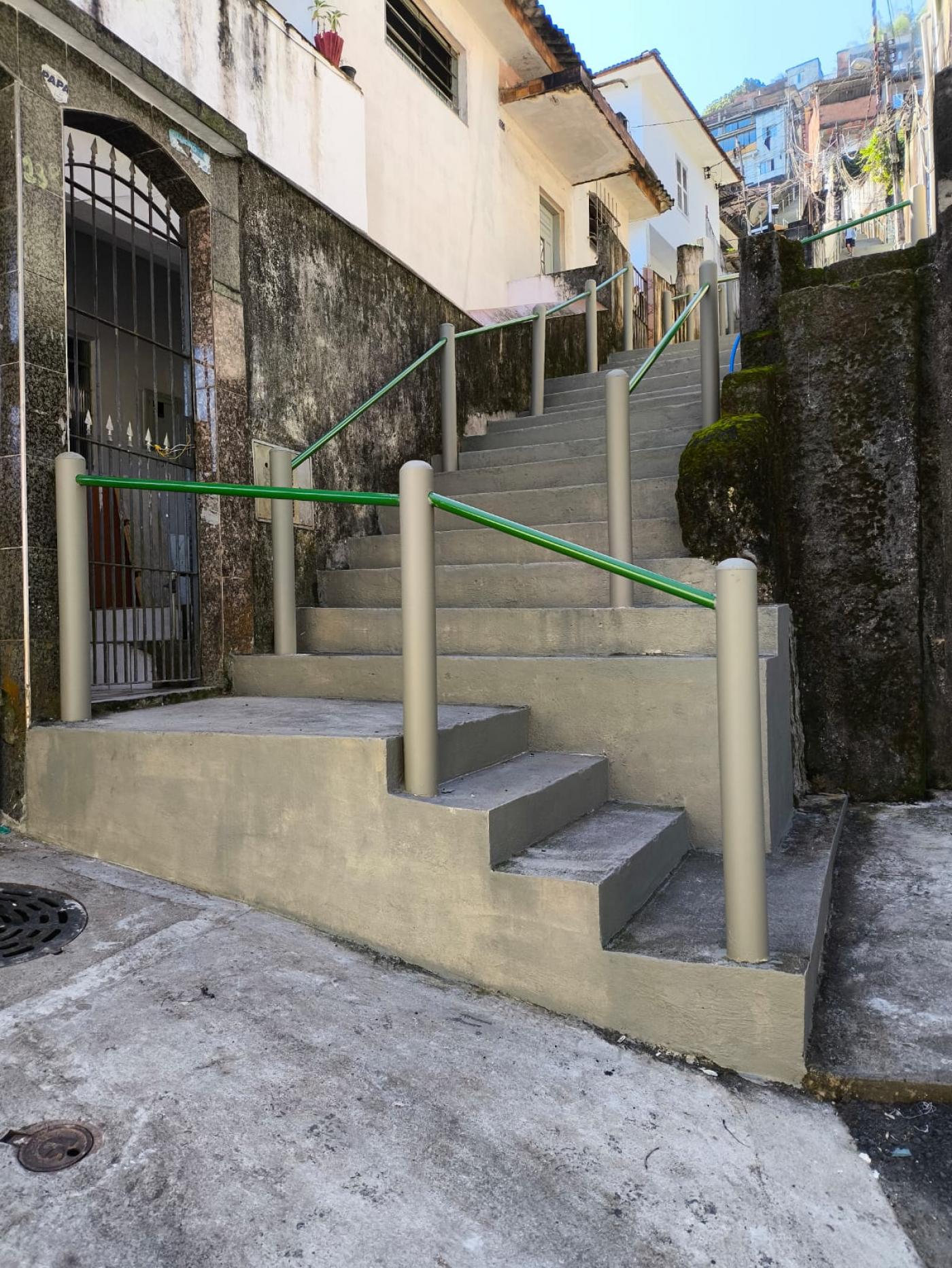 escadaria em morro, recém-construída, com corrimãos. #paratodosverem 