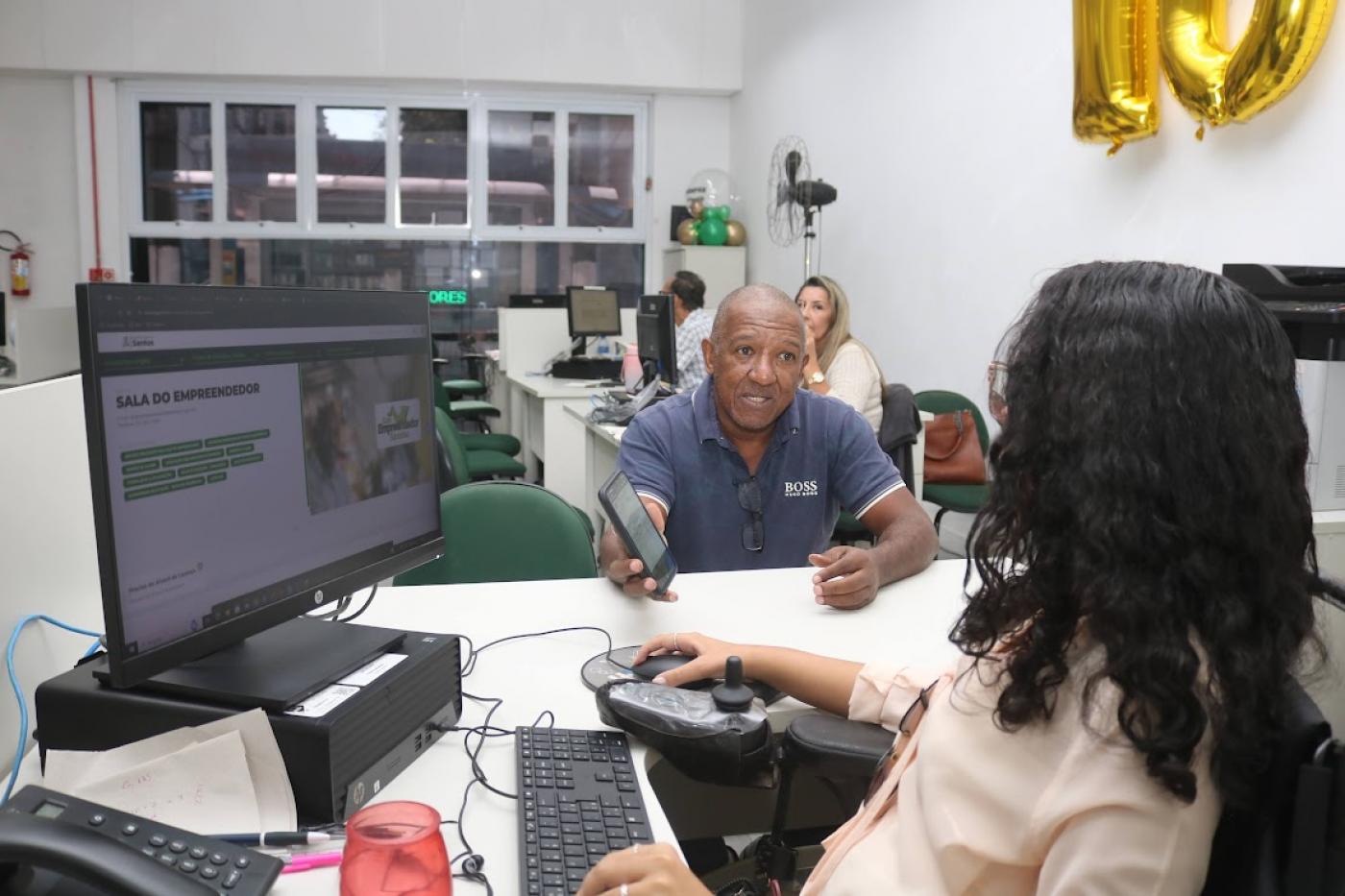 homem é atendido na sala do empreendedor #paratodosverem