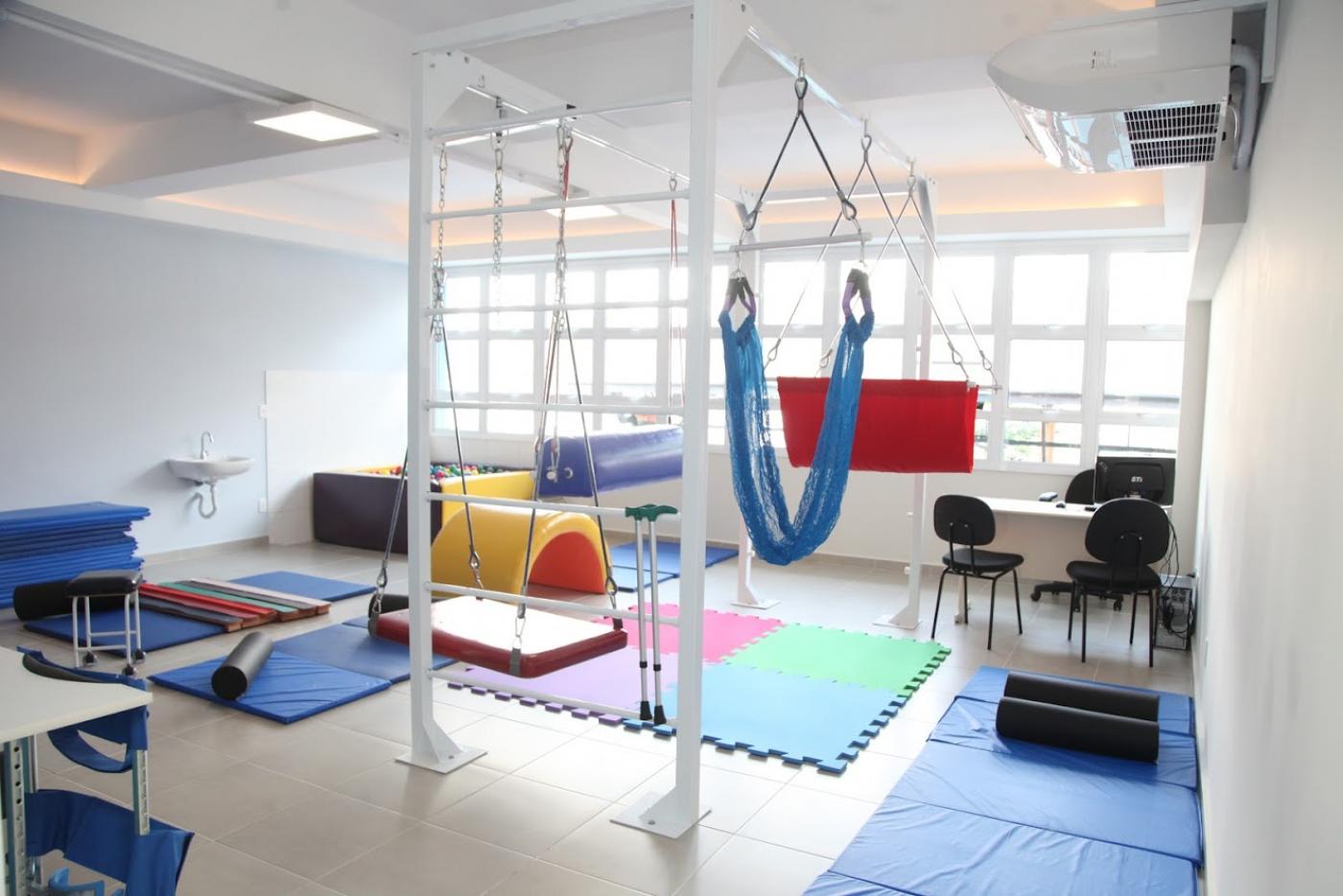 Sala com equipamento para exercícios. #Paratodosverem