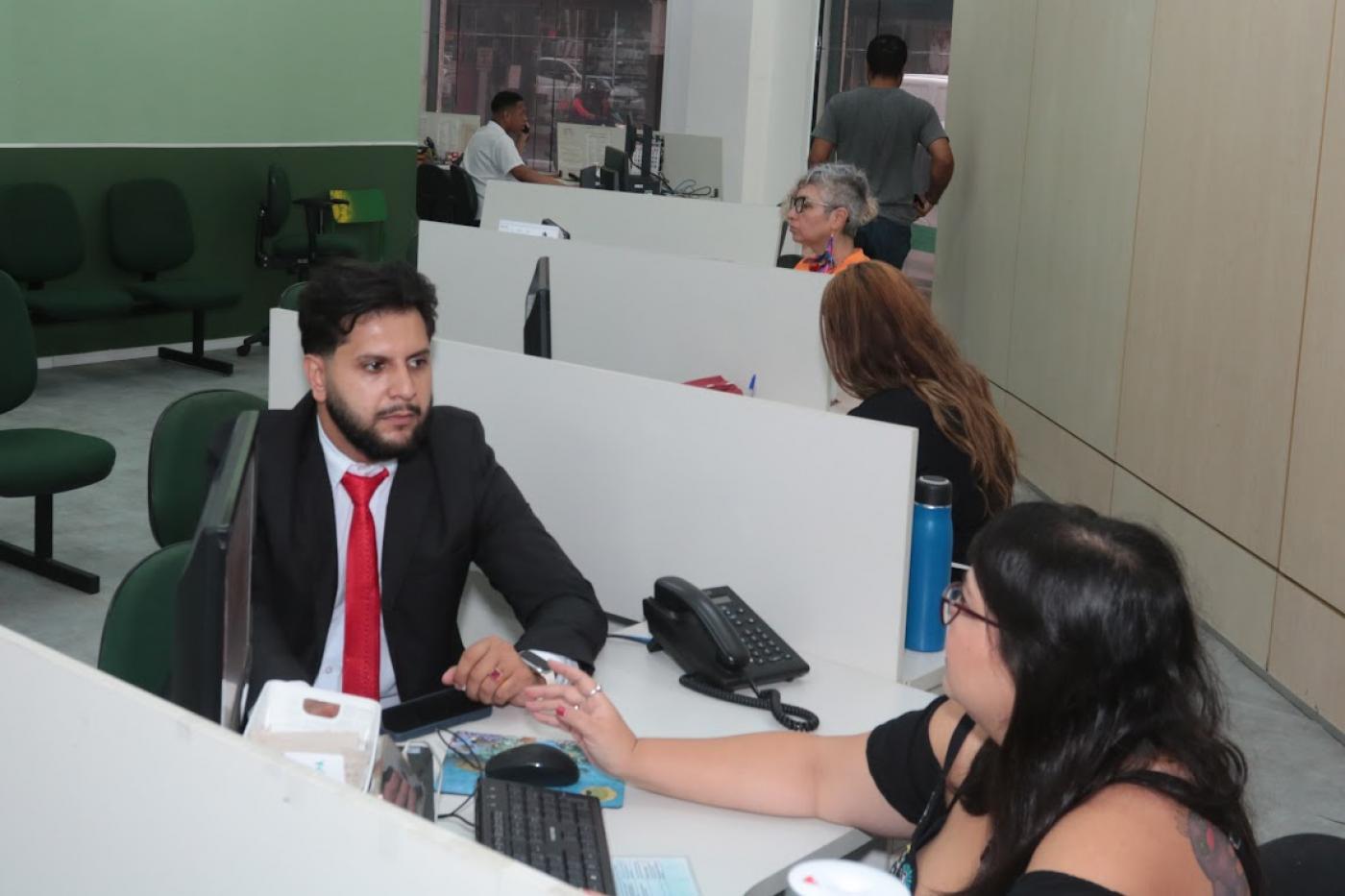 homem é atendido na sala do empreendedor #paratodosverem