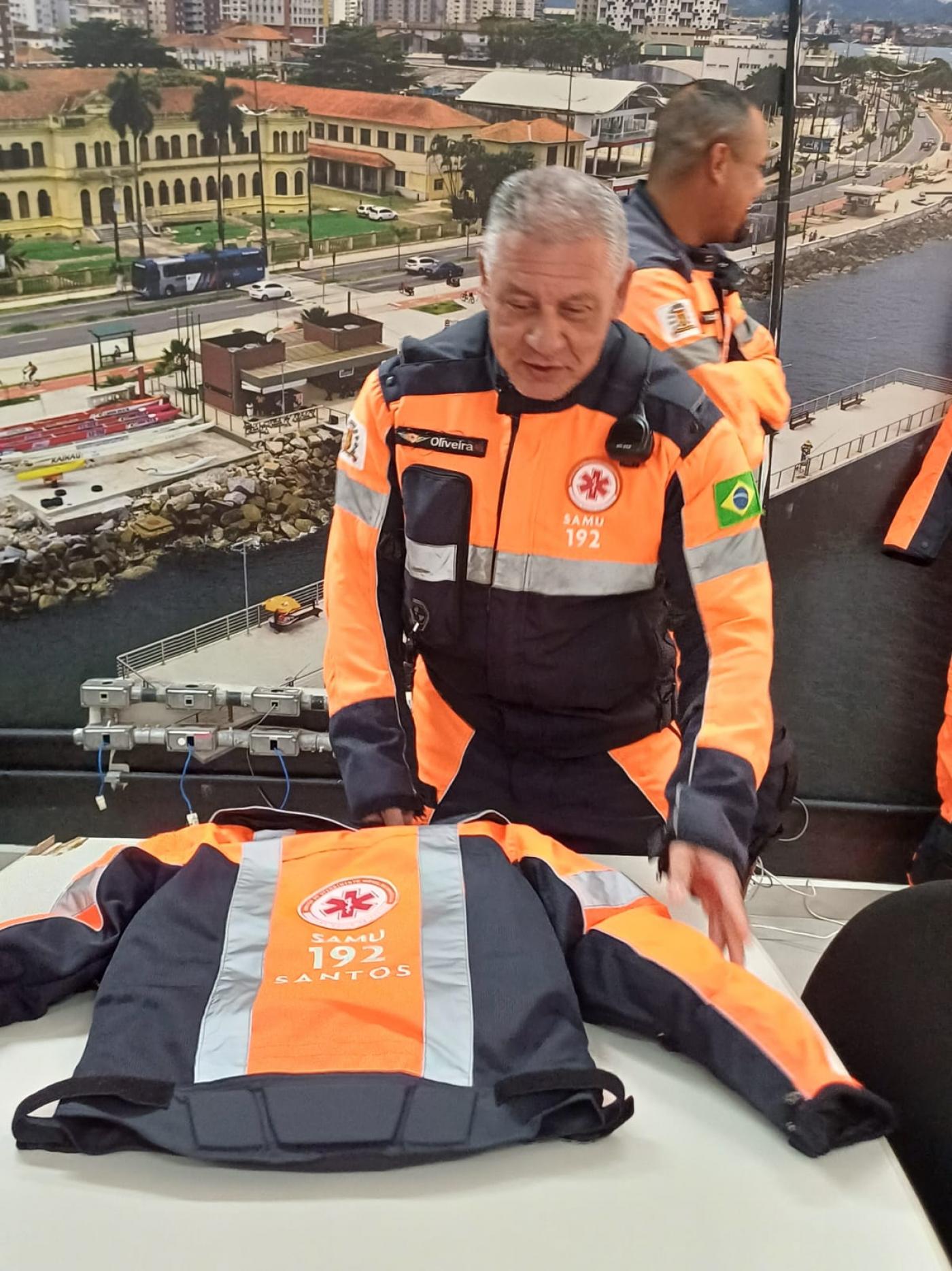 profissional olha uniforme #paratodosverem 
