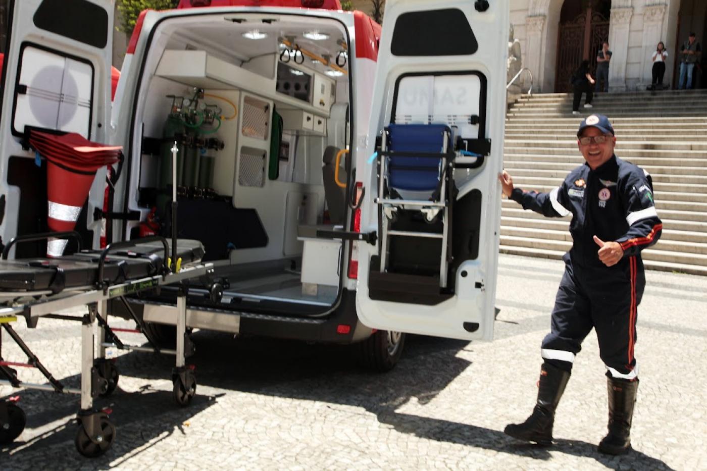 enfermeiro abre porta de ambulância #paratodosverem