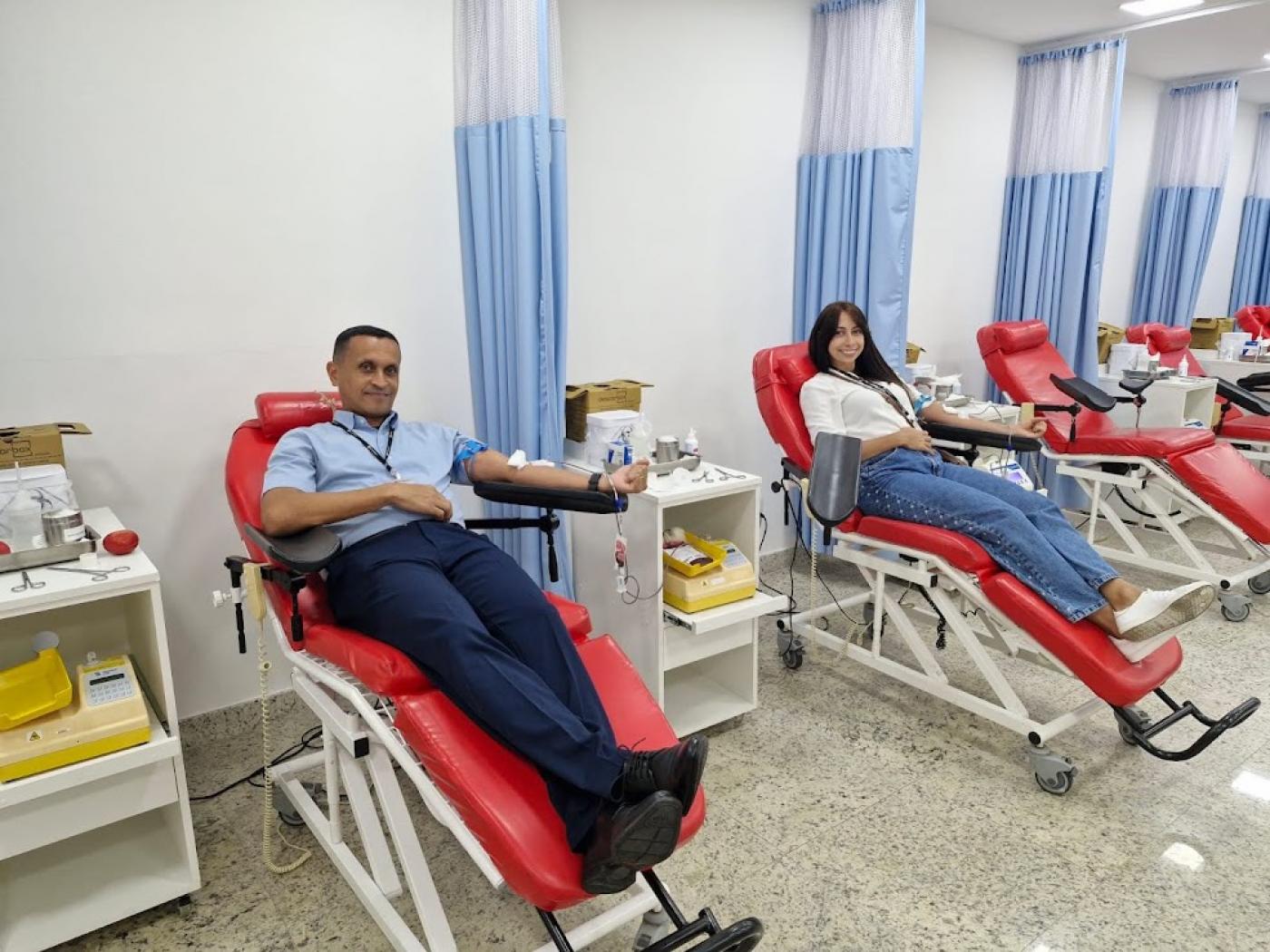 duas pessoas doando sangue #paratodosverem