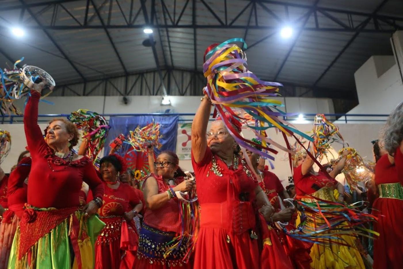 Mulheres ciganas dançam em quadra da Unidos dos Morros. #pratodosverem
