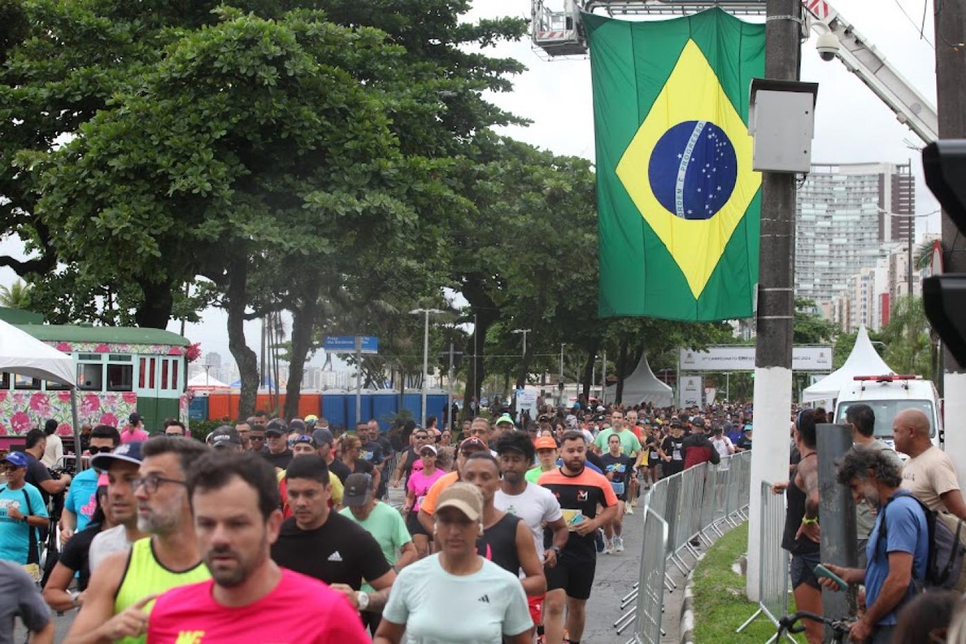 Dezenas de atletas correm pela avenida da orla. #pratodosverem
