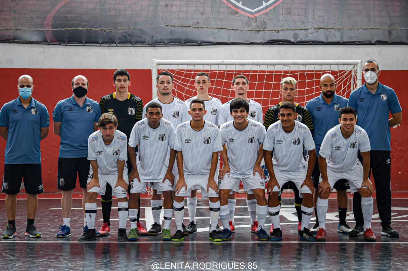 Jogadores do time posam para foto #paratodosverem